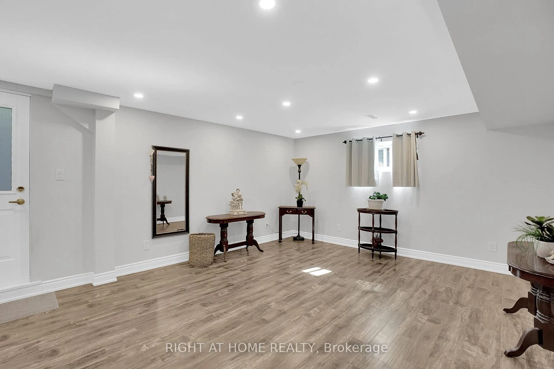 Photo 32 of 49 Pioneer Lane, Vaughan, East Woodbridge — HOMEH