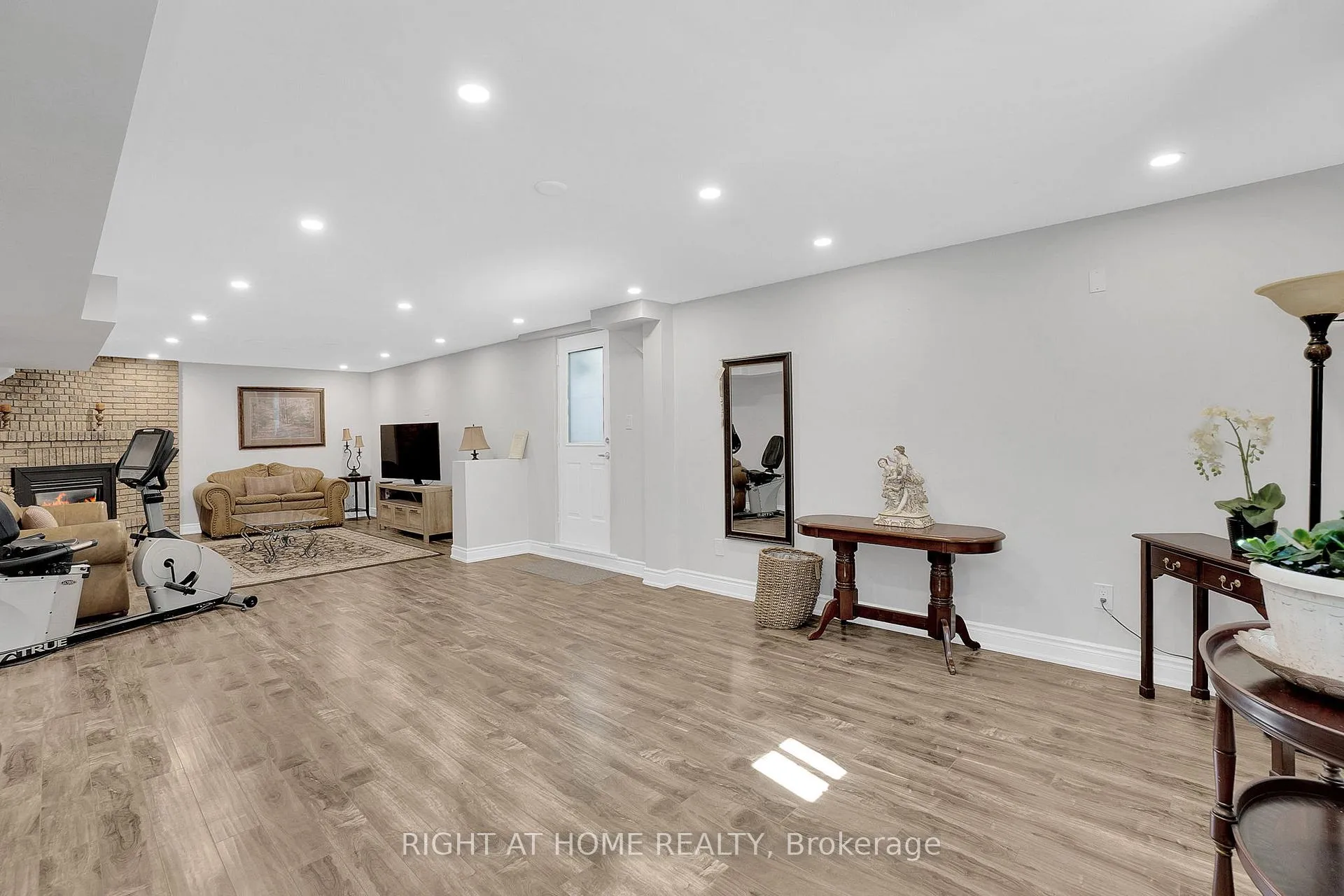 Photo 33 of 49 Pioneer Lane, Vaughan, East Woodbridge — HOMEH