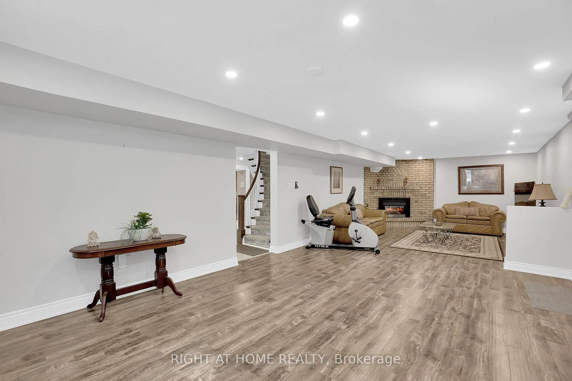 Photo 34 of 49 Pioneer Lane, Vaughan, East Woodbridge — HOMEH