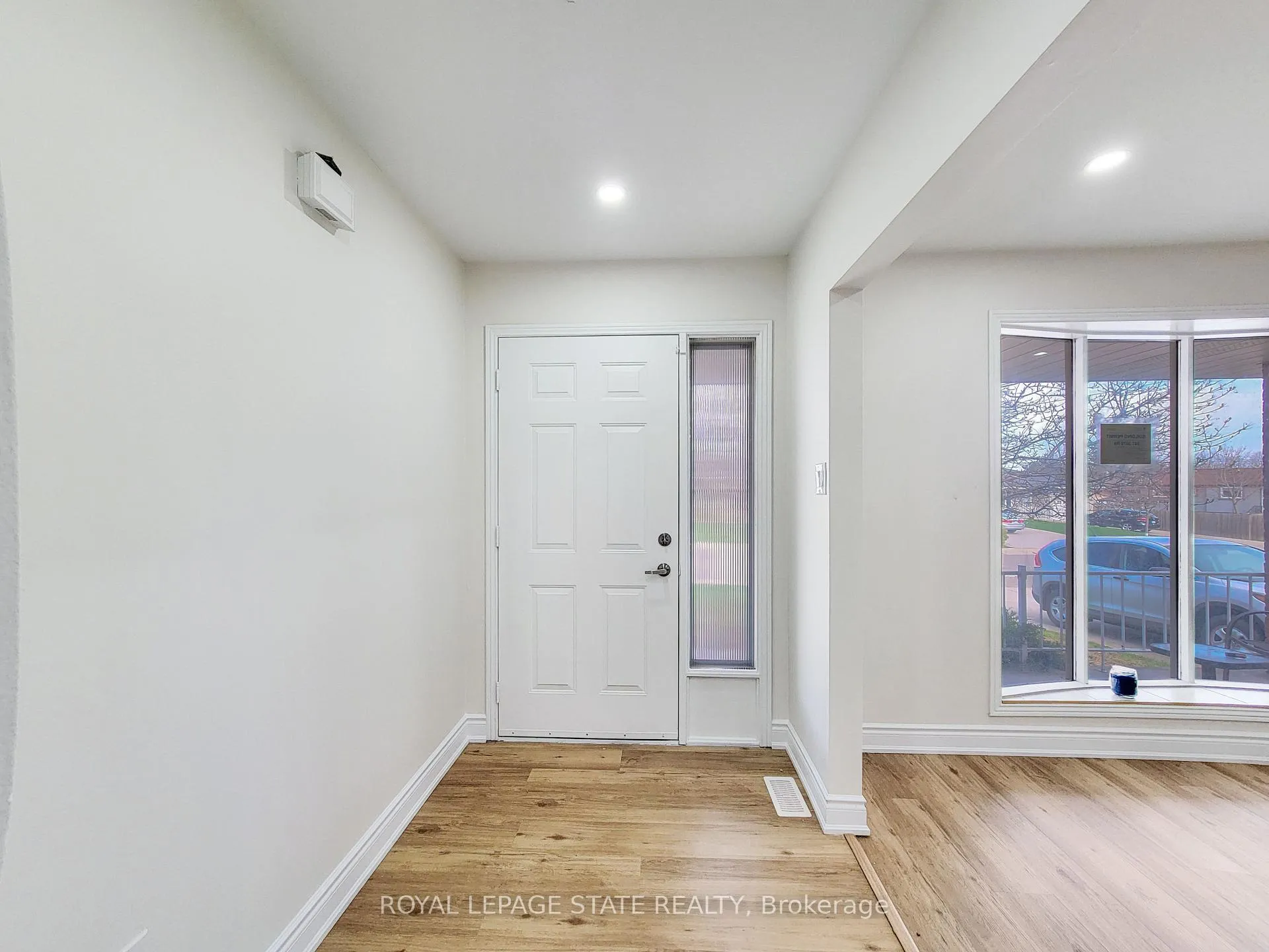Photo 4 of 216 Ravenbury Drive, Hamilton, Randall — HOMEH