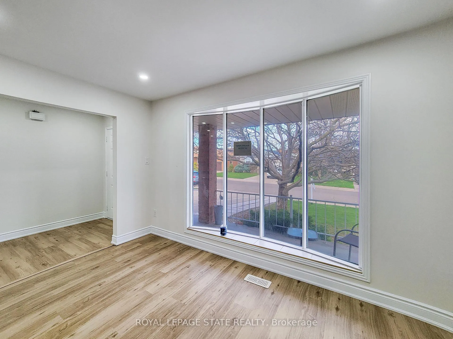 Photo 5 of 216 Ravenbury Drive, Hamilton, Randall — HOMEH