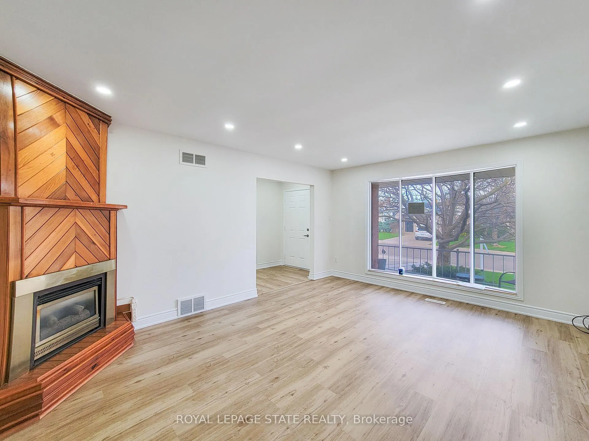 Photo 6 of 216 Ravenbury Drive, Hamilton, Randall — HOMEH