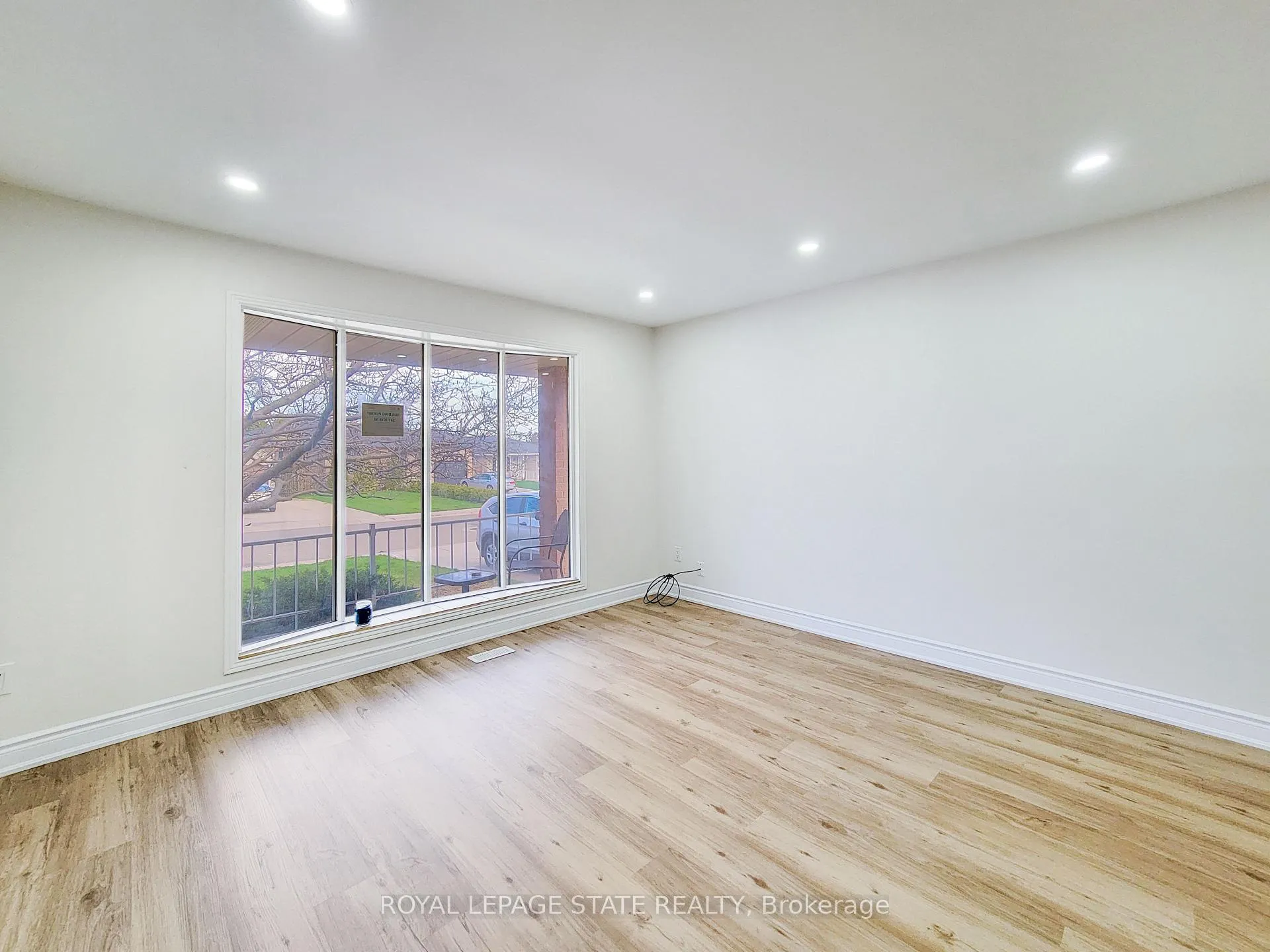Photo 8 of 216 Ravenbury Drive, Hamilton, Randall — HOMEH