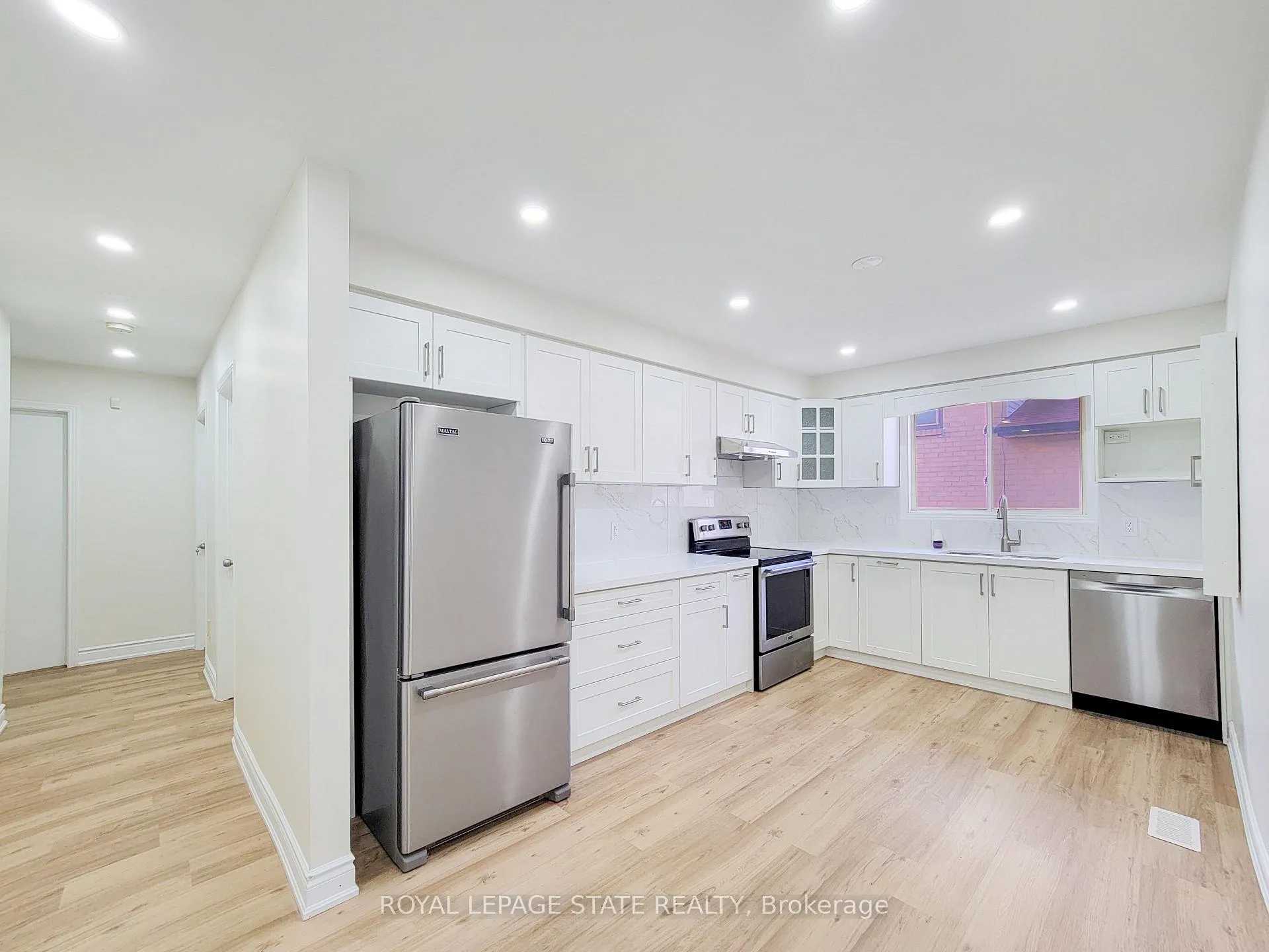 Photo 10 of 216 Ravenbury Drive, Hamilton, Randall — HOMEH