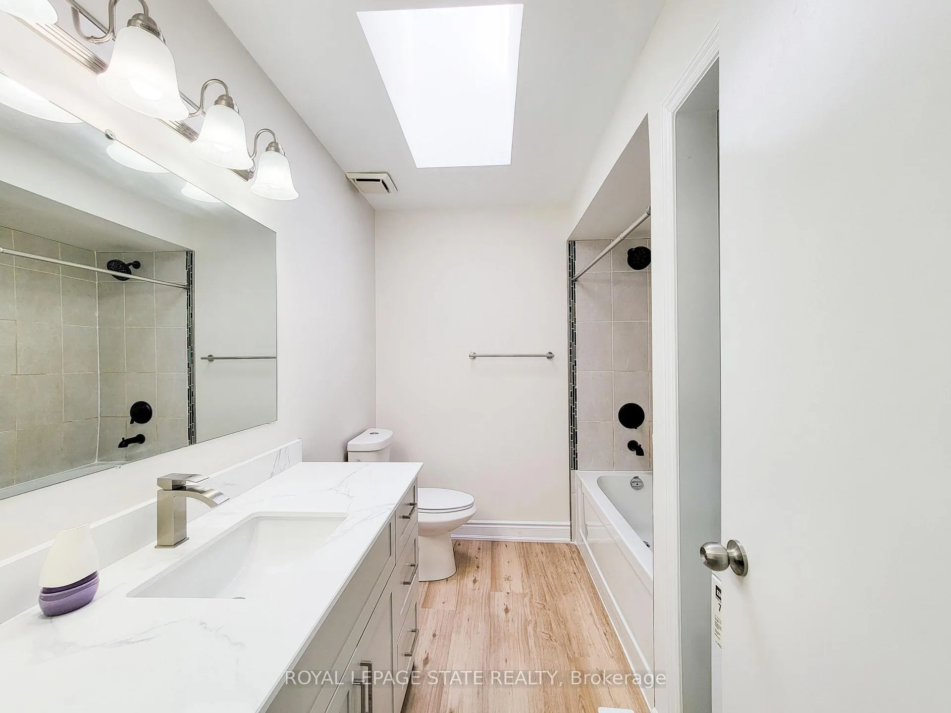 Photo 16 of 216 Ravenbury Drive, Hamilton, Randall — HOMEH