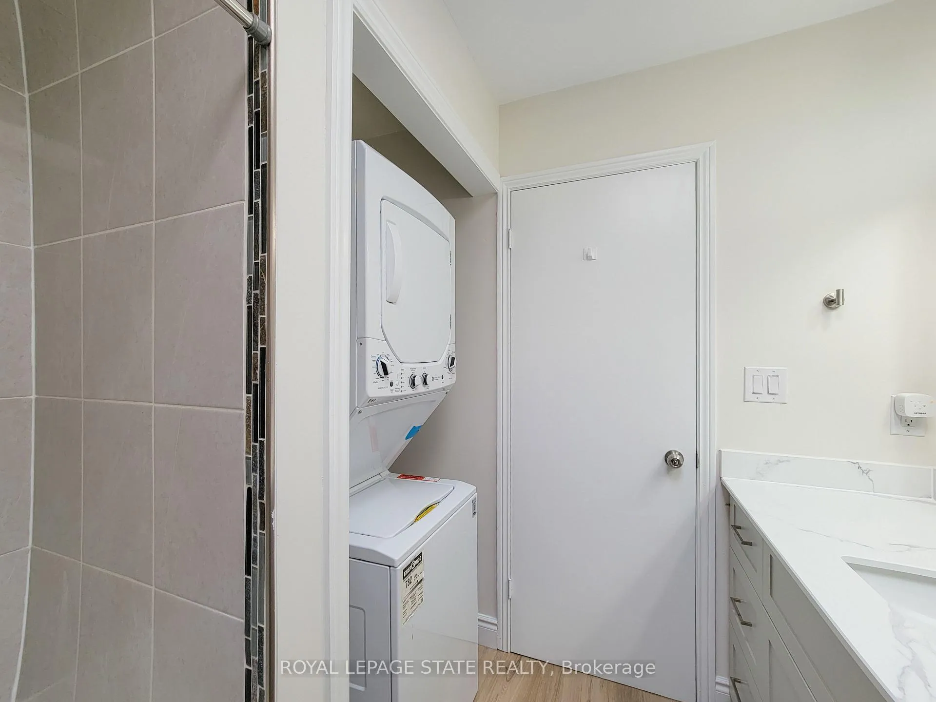 Photo 18 of 216 Ravenbury Drive, Hamilton, Randall — HOMEH