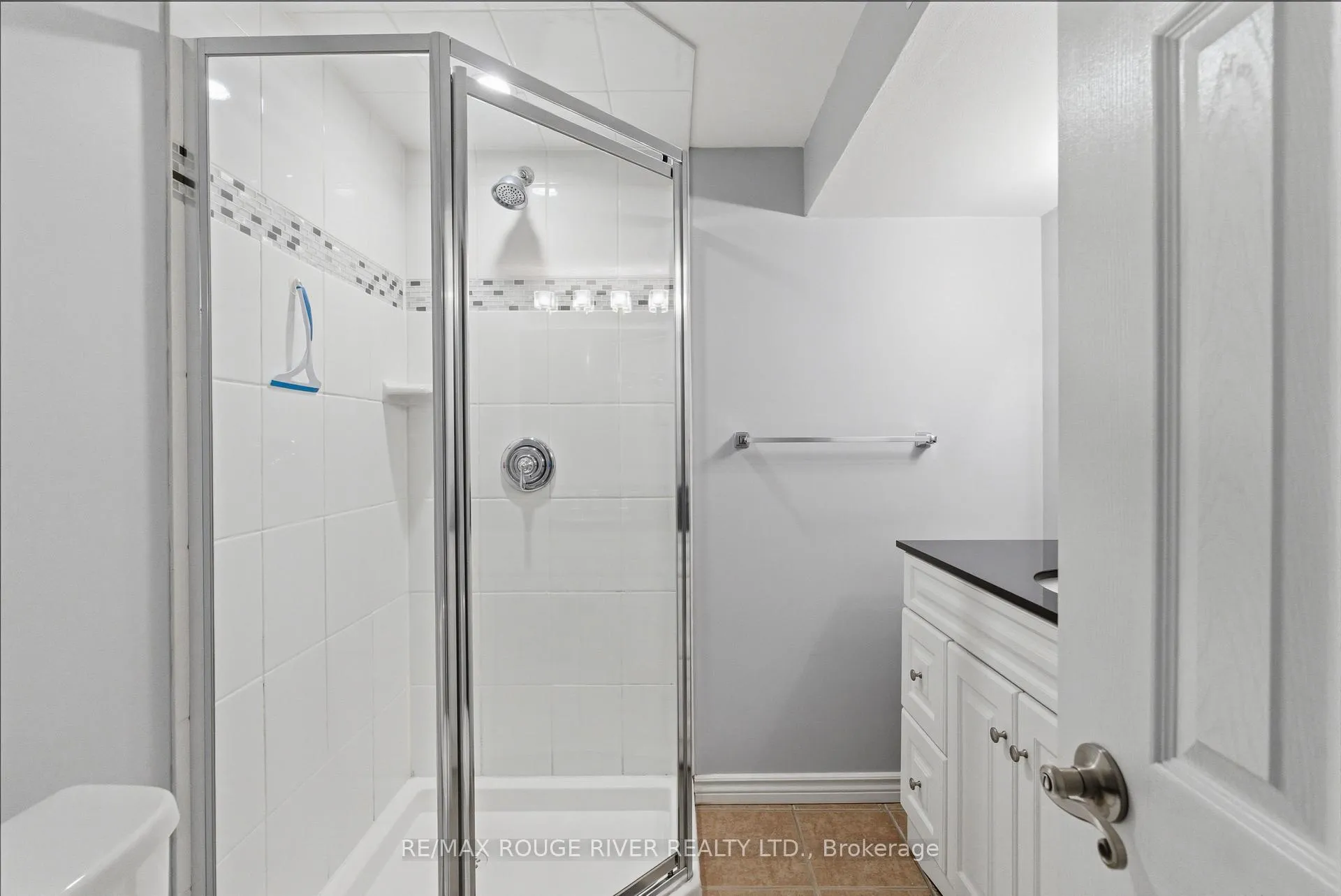 Photo 16 of 557 Shakespeare Avenue, Oshawa, Donevan — HOMEH