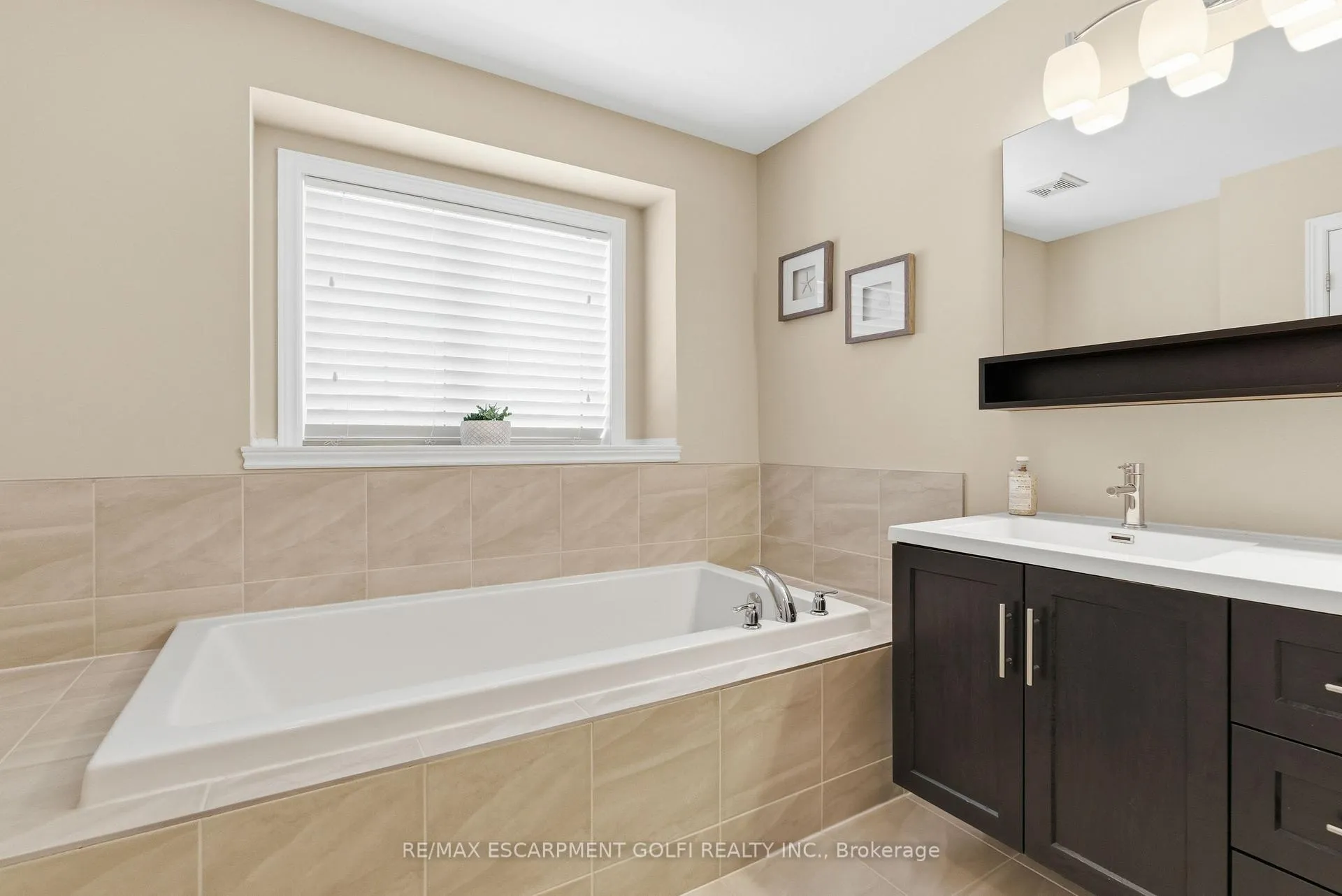Photo 13 of 383 Wheat Boom Drive, Oakville, Joshua Meadows — HOMEH