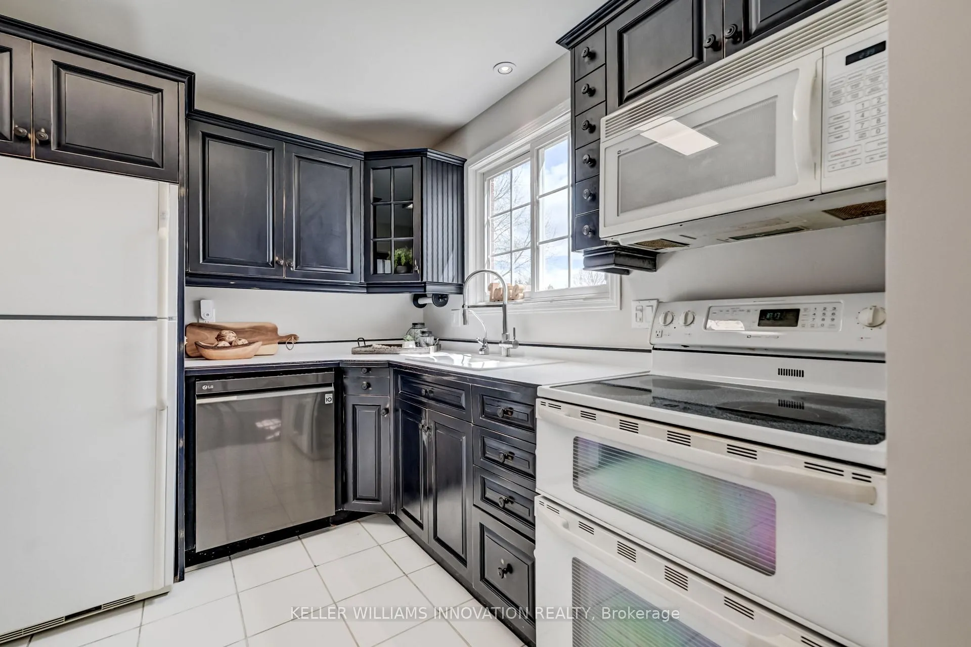 Photo 10 of 33 Carlyle Place, Kitchener — HOMEH