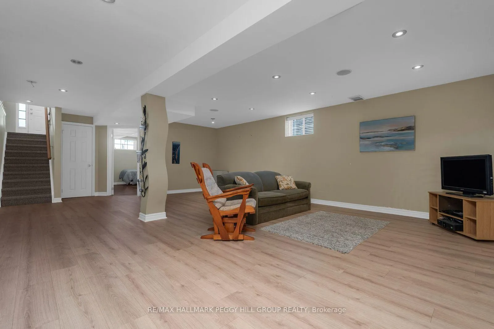Photo 11 of 67 Forest Dale Drive, Barrie, Little Lake — HOMEH