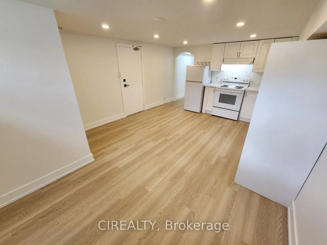 Photo 3 of Unit Lower, 31 Bailey Crescent, Aurora, Aurora Highlands — HOMEH