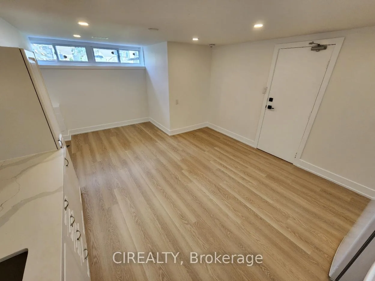 Photo 5 of Unit Lower, 31 Bailey Crescent, Aurora, Aurora Highlands — HOMEH