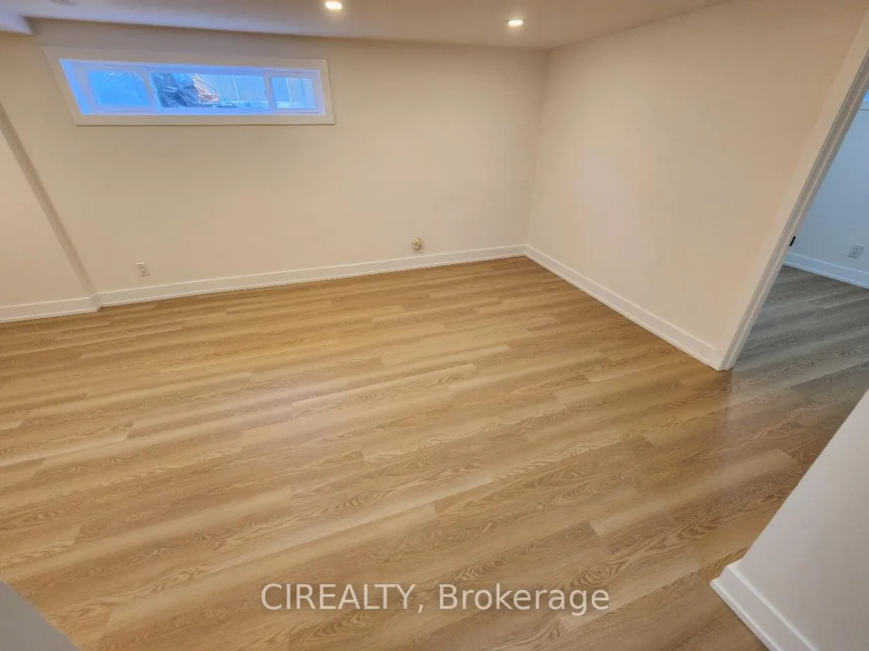 Photo 6 of Unit Lower, 31 Bailey Crescent, Aurora, Aurora Highlands — HOMEH