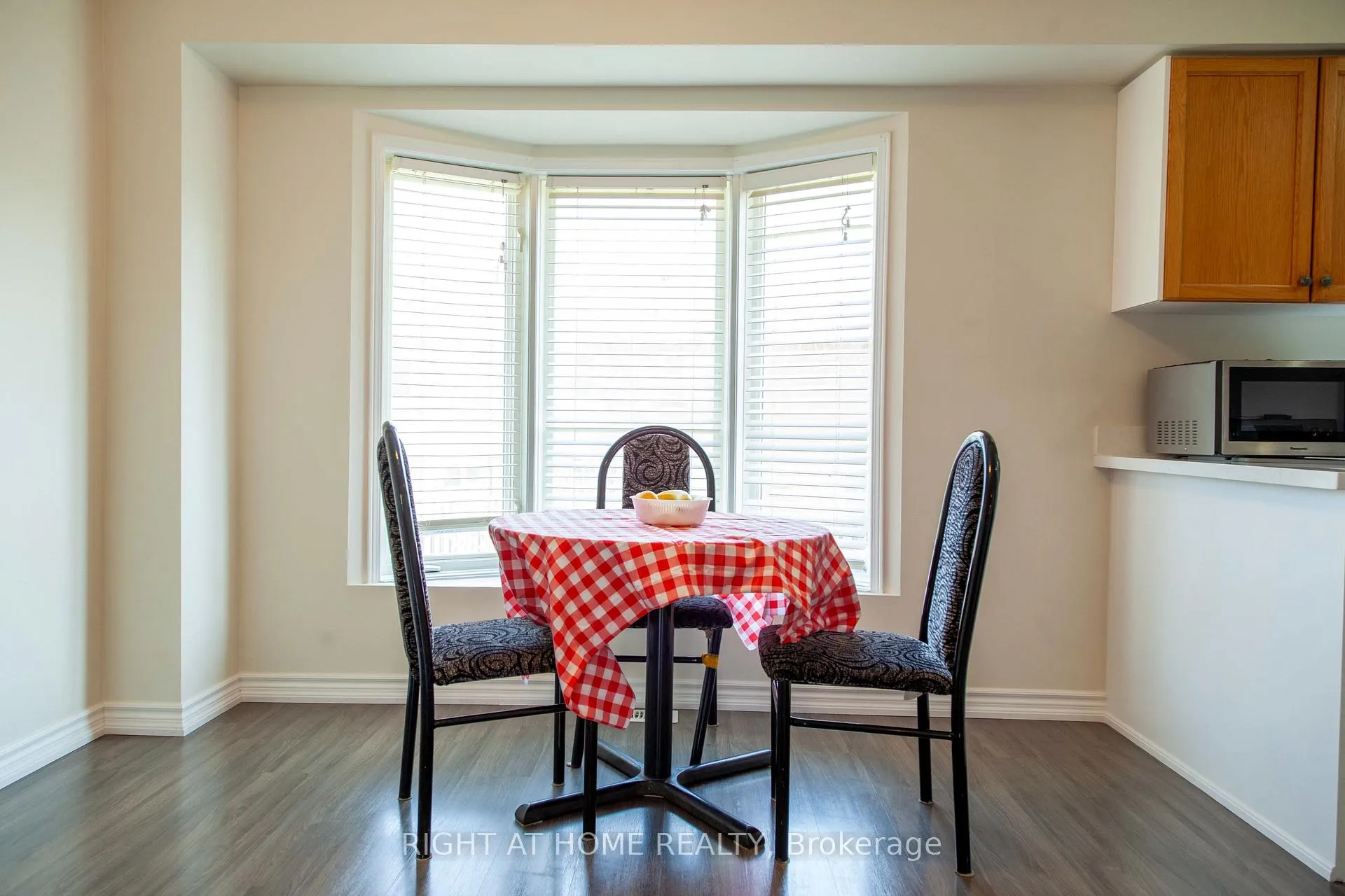Photo 4 of 68 Trevino Circle, Barrie, East Bayfield — HOMEH