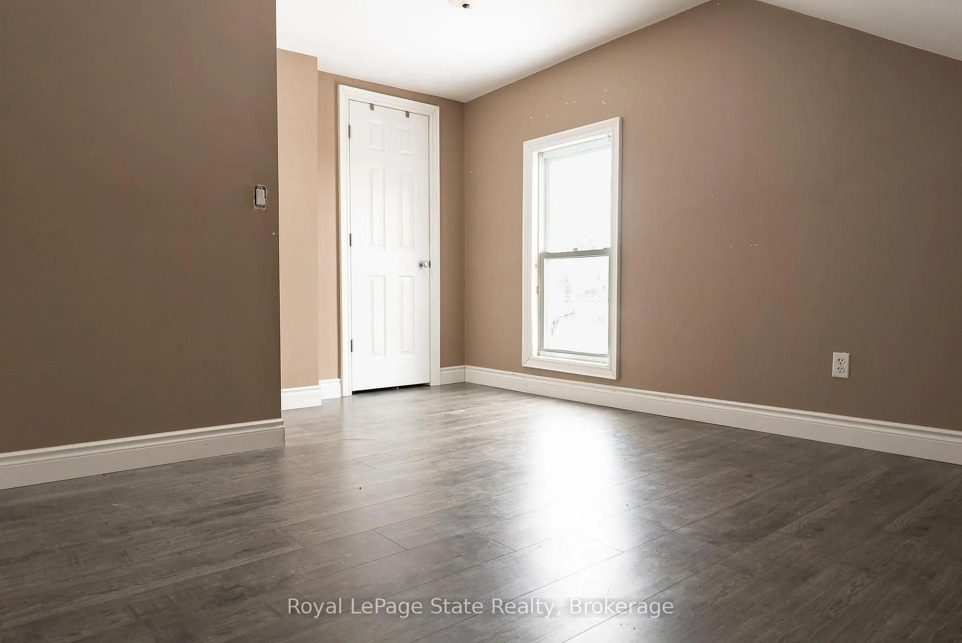 Photo 9 of 16 Franklin Street, Welland, Broadway — HOMEH