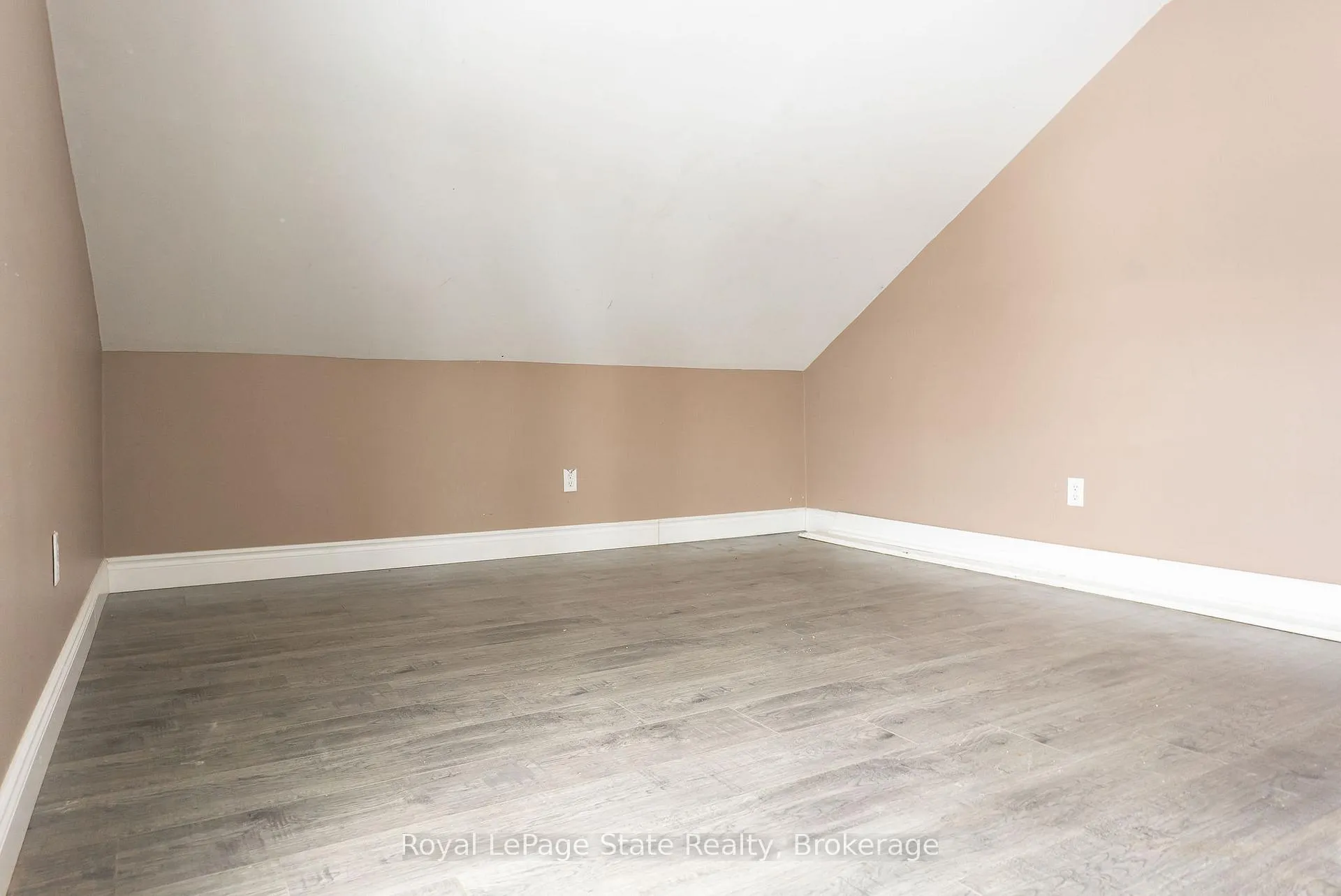 Photo 11 of 16 Franklin Street, Welland, Broadway — HOMEH