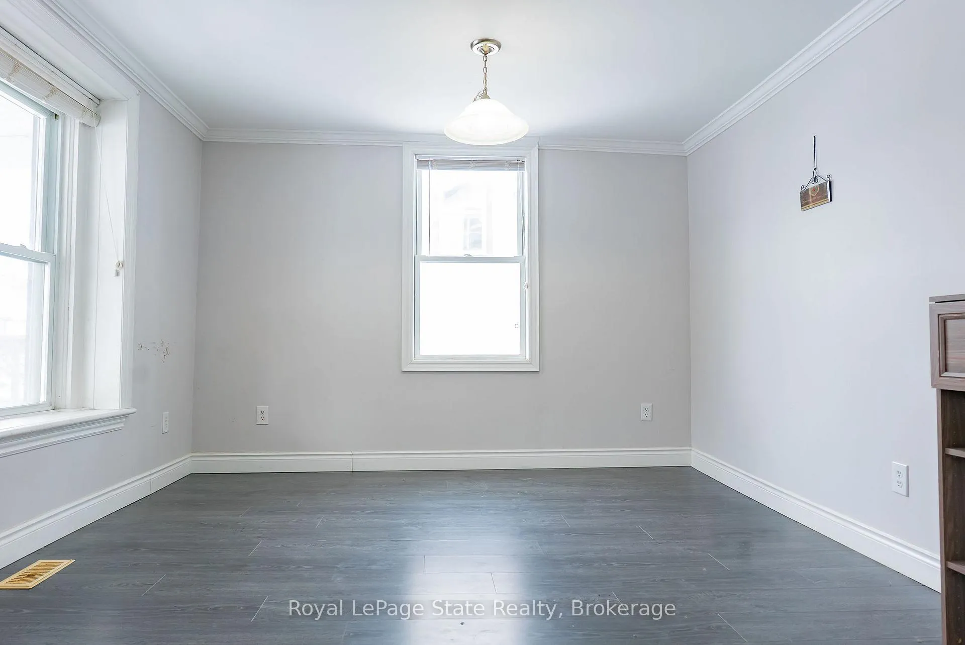 Photo 12 of 16 Franklin Street, Welland, Broadway — HOMEH