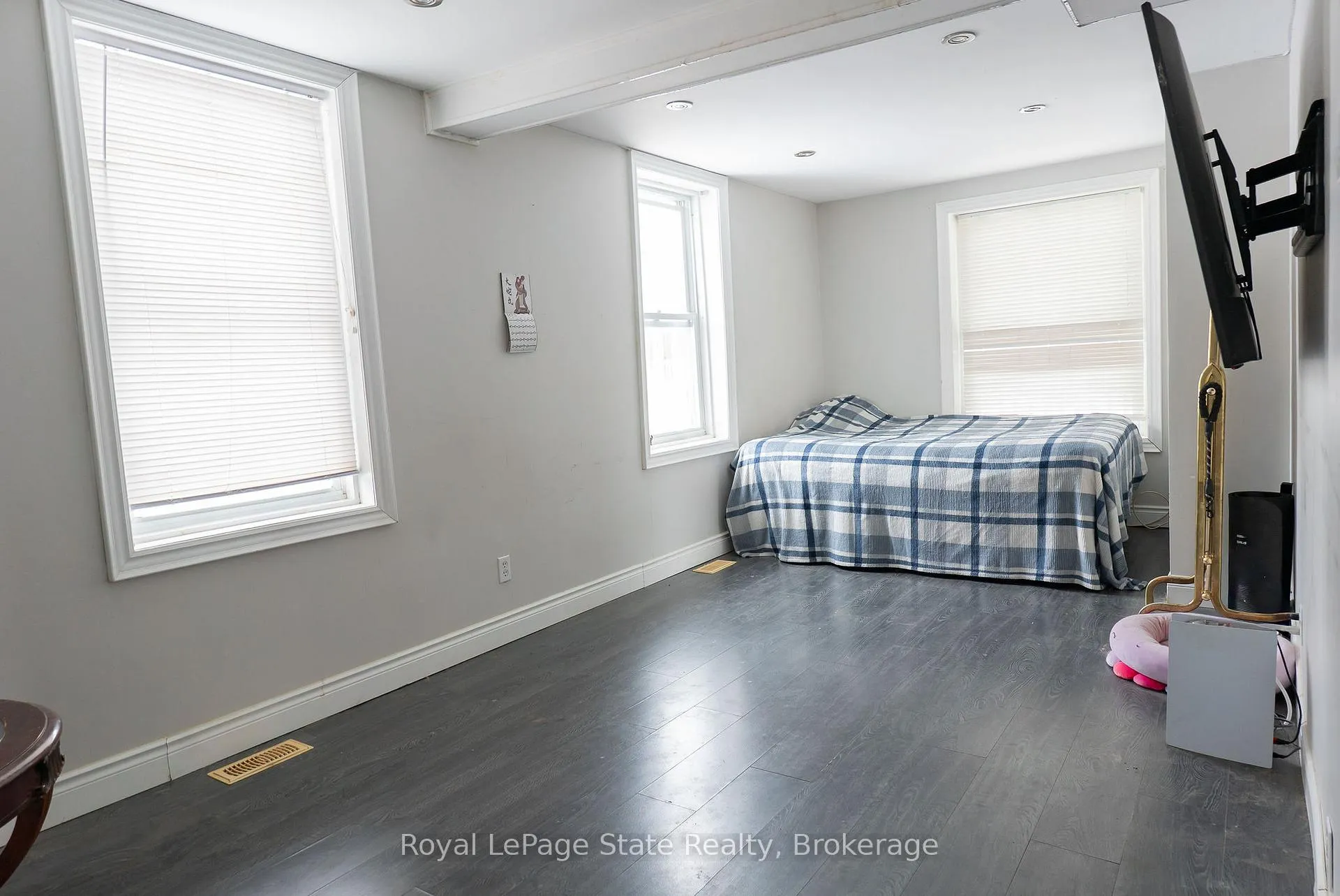 Photo 20 of 16 Franklin Street, Welland, Broadway — HOMEH
