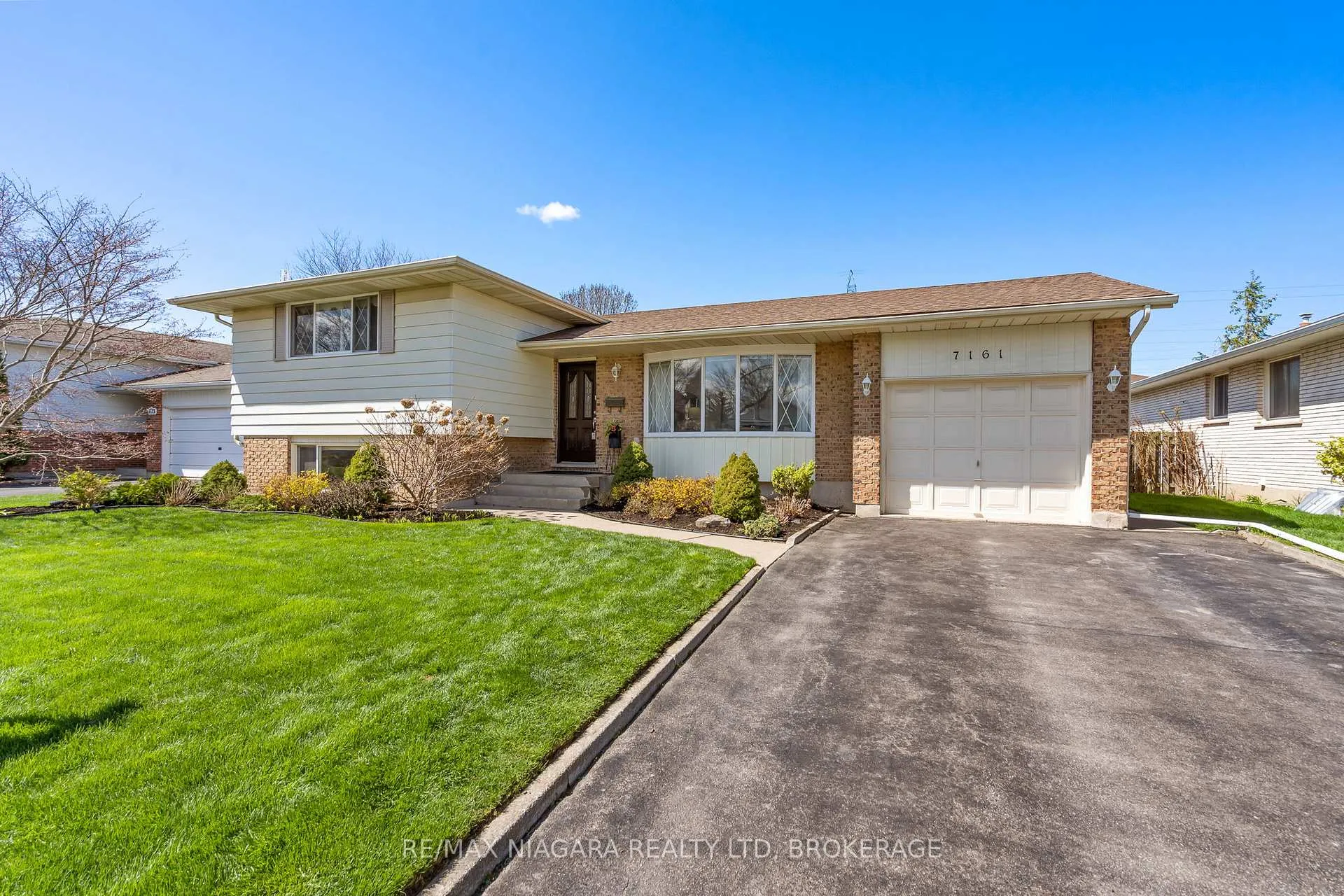 Photo 2 of 7161 Casey Street, Niagara Falls, Casey — HOMEH
