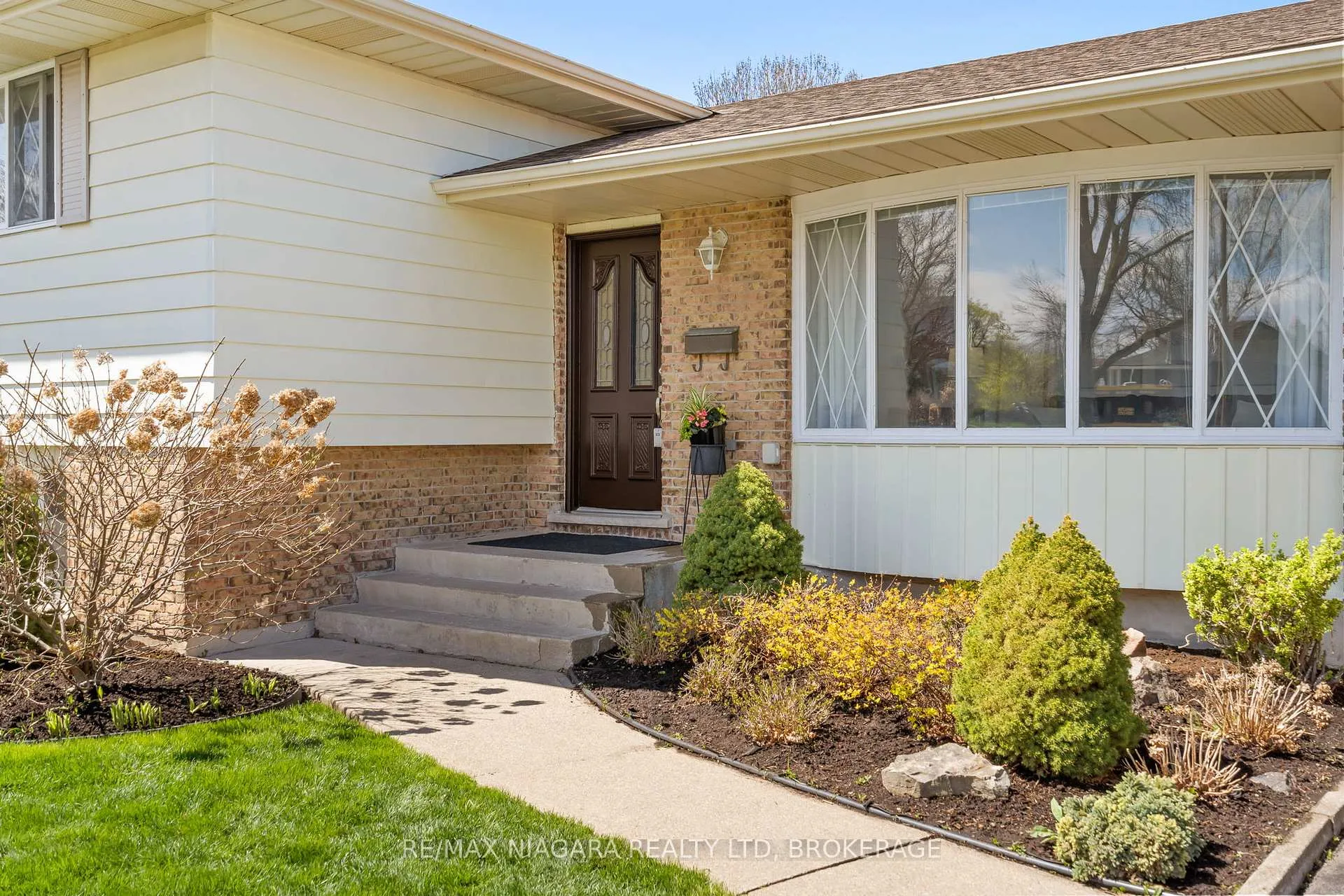 Photo 3 of 7161 Casey Street, Niagara Falls, Casey — HOMEH