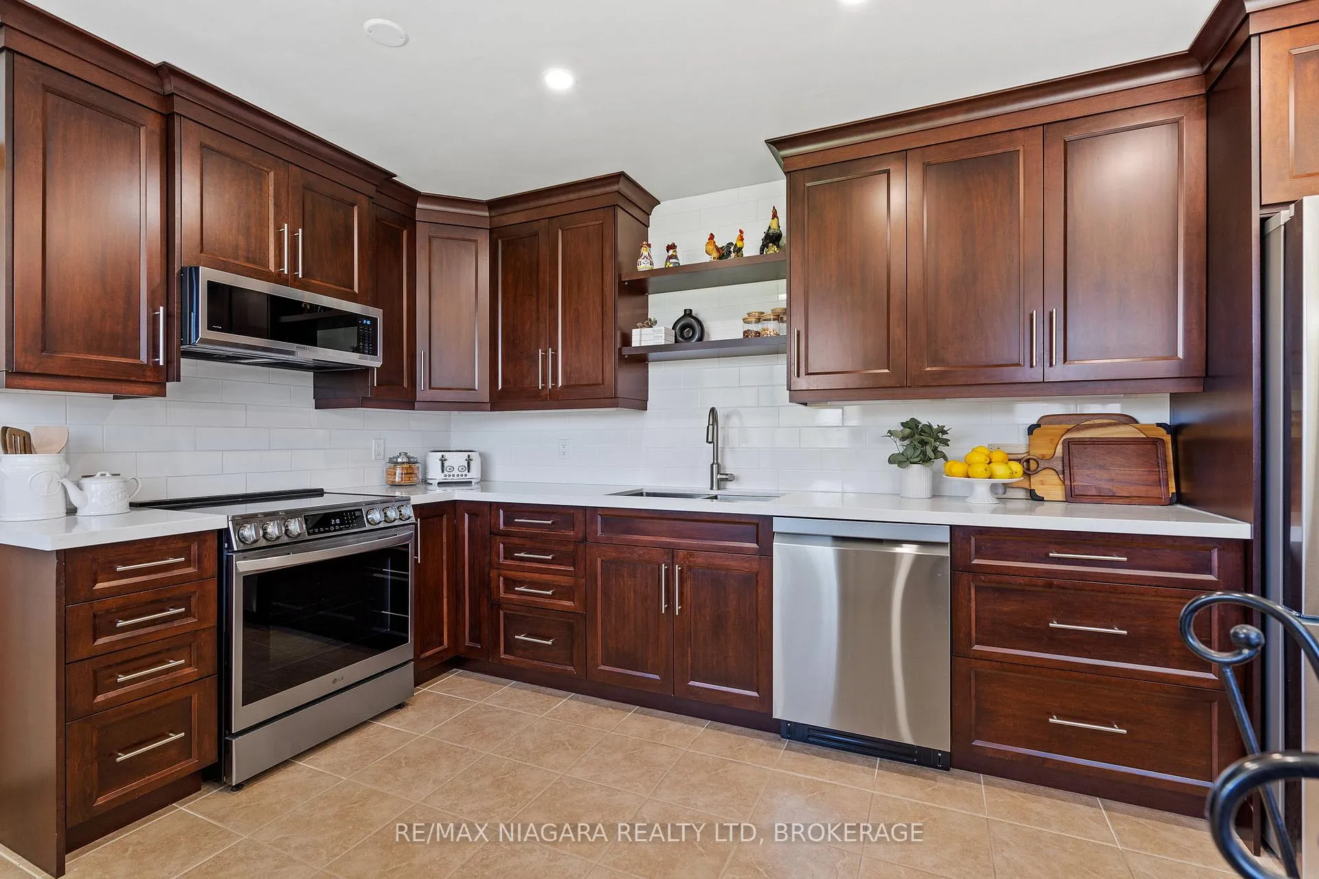 Photo 12 of 7161 Casey Street, Niagara Falls, Casey — HOMEH