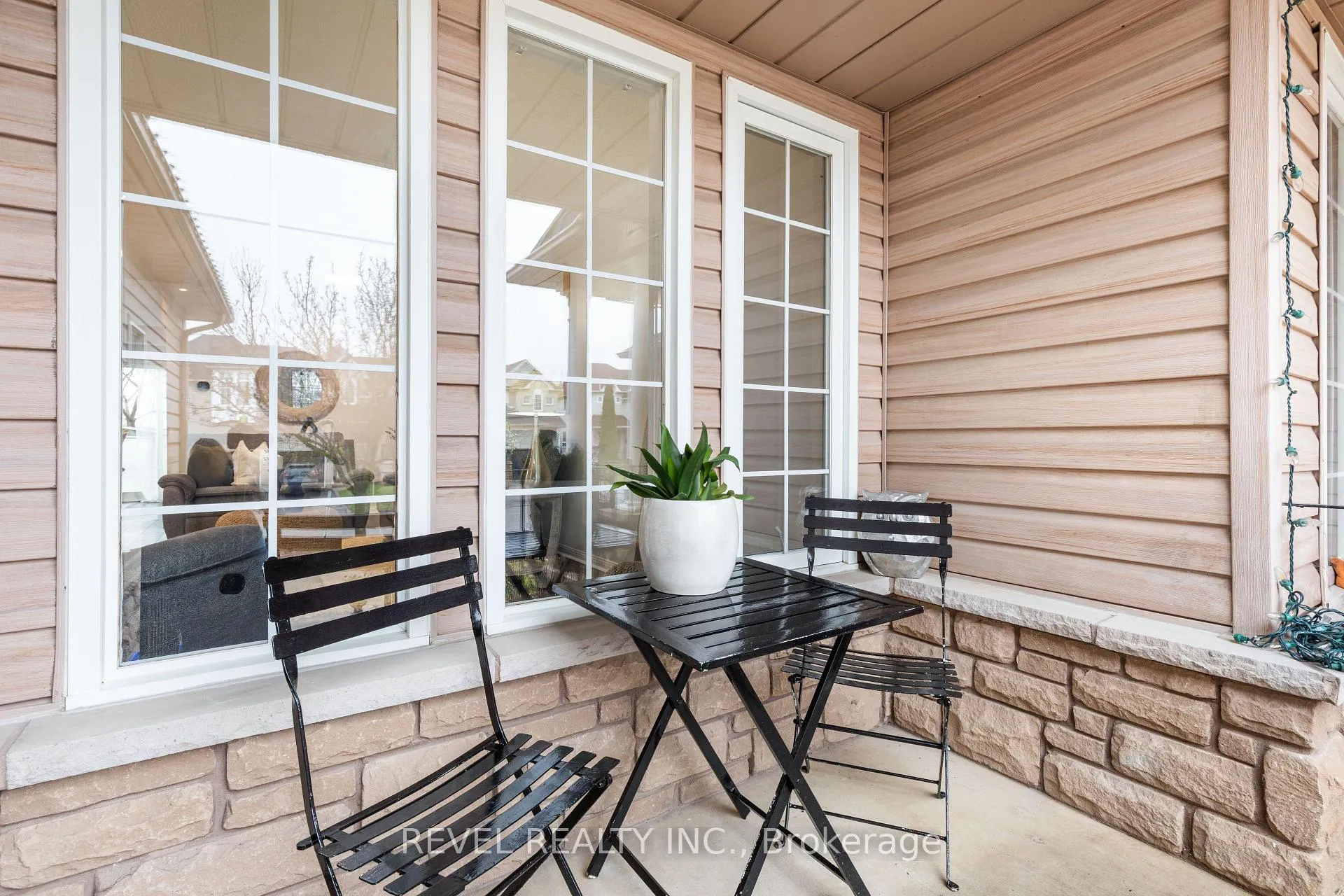 Photo 4 of 57 Shady Lane Crescent, Clarington, Bowmanville — HOMEH