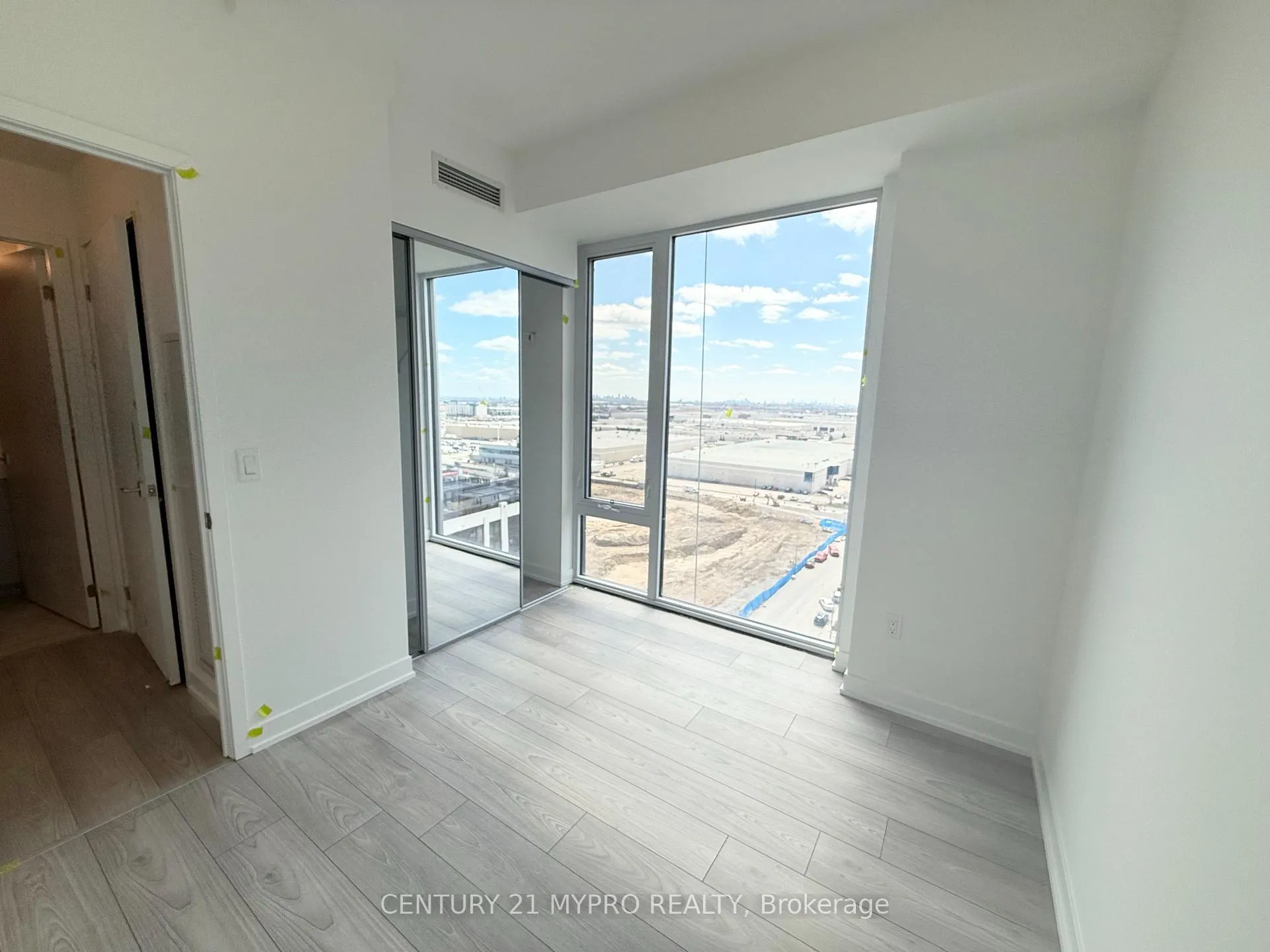 Photo 5 of Unit 1209, 474 Caldari Road, Vaughan, Concord — HOMEH
