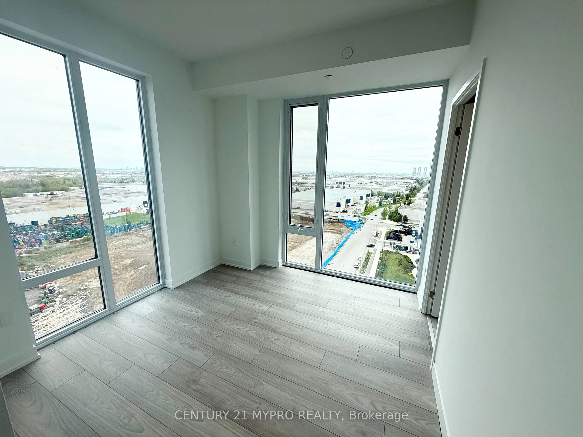 Photo 9 of Unit 1209, 474 Caldari Road, Vaughan, Concord — HOMEH