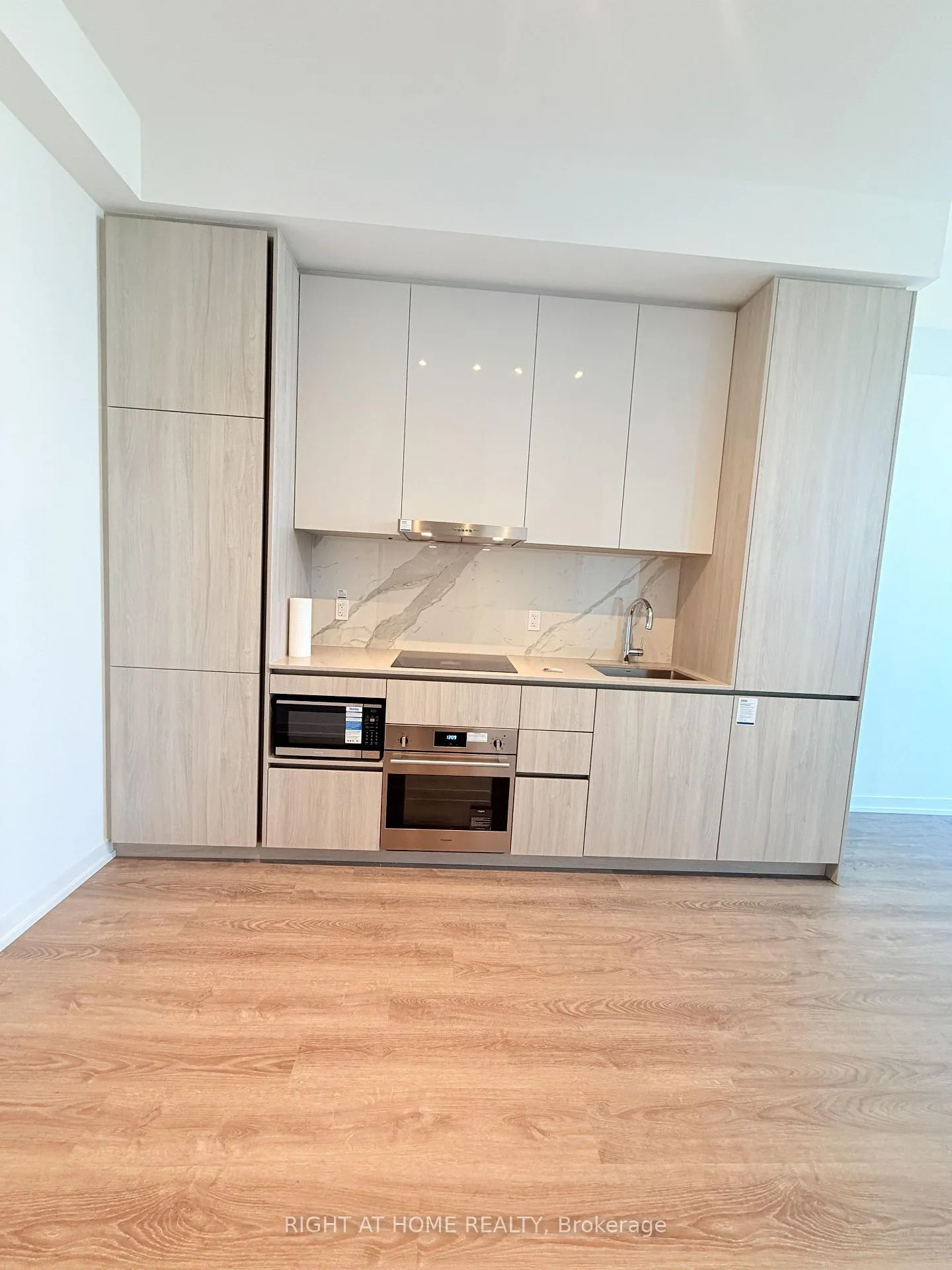 Photo 3 of Unit 4905, 8 Interchange Way, Vaughan, Vaughan Corporate Centre — HOMEH