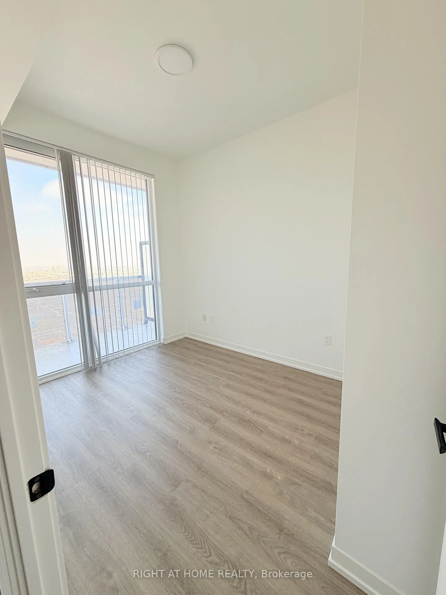 Photo 5 of Unit 4905, 8 Interchange Way, Vaughan, Vaughan Corporate Centre — HOMEH