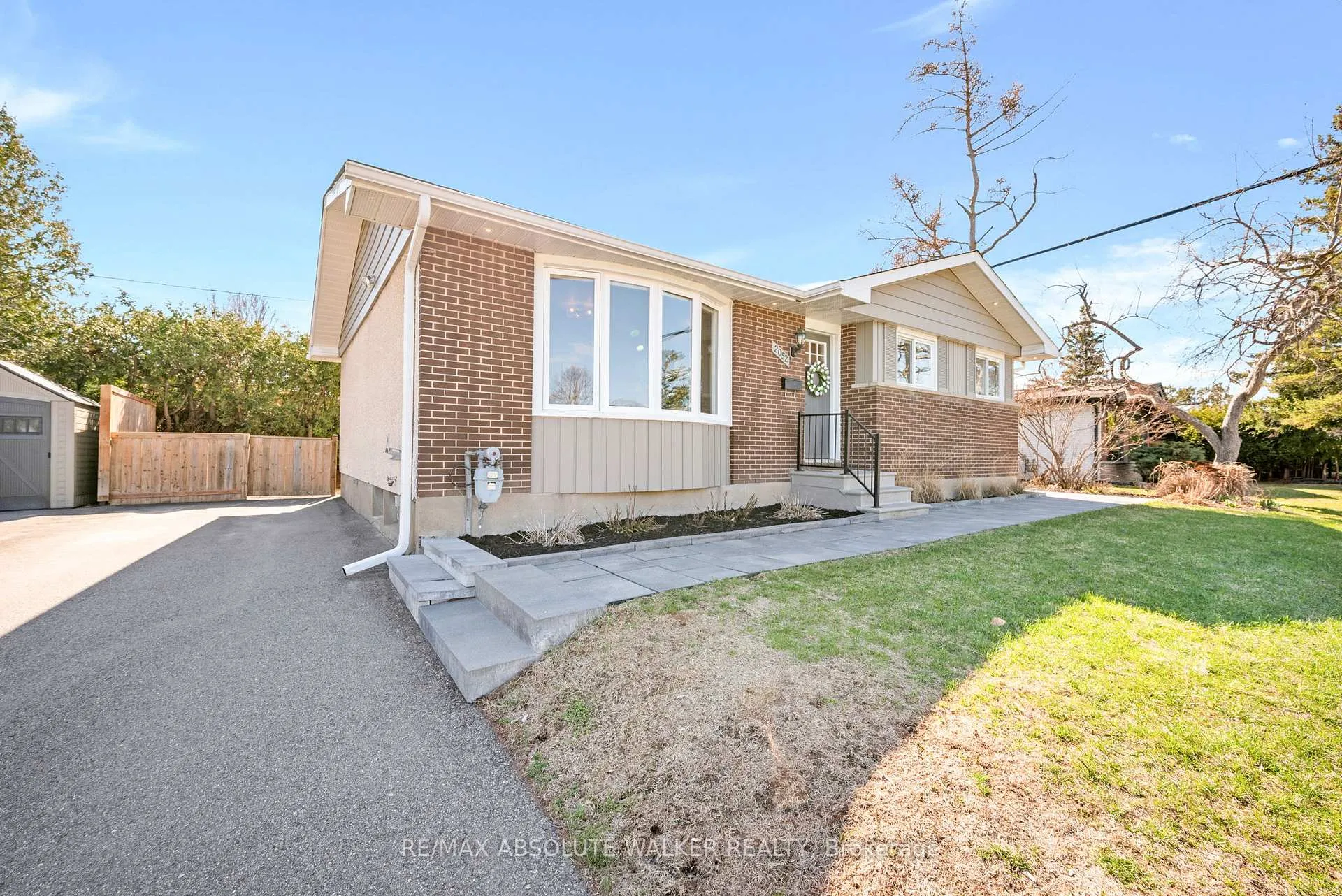 Photo 2 of 2052 Valley Drive, Ottawa, Elmvale Acres/Urbandale — HOMEH