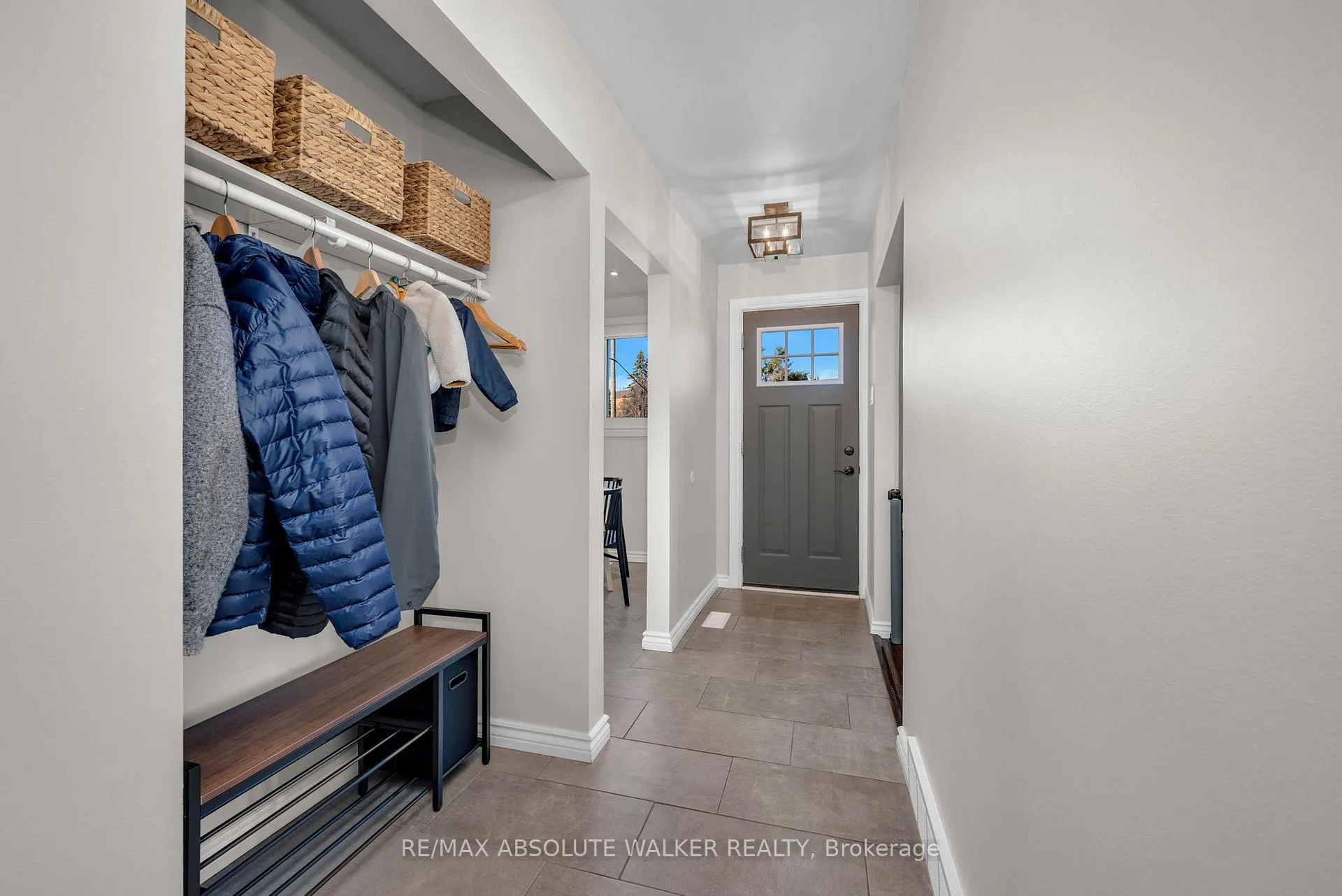 Photo 3 of 2052 Valley Drive, Ottawa, Elmvale Acres/Urbandale — HOMEH