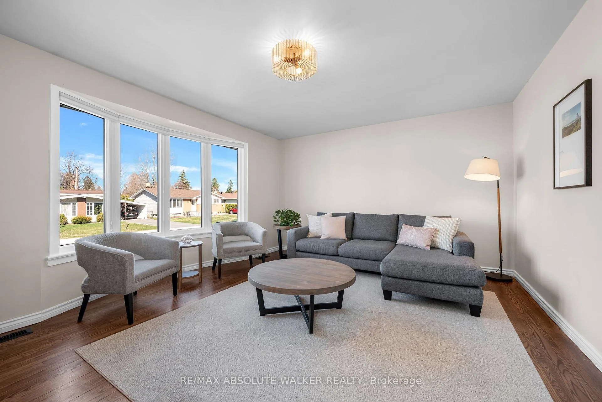 Photo 4 of 2052 Valley Drive, Ottawa, Elmvale Acres/Urbandale — HOMEH