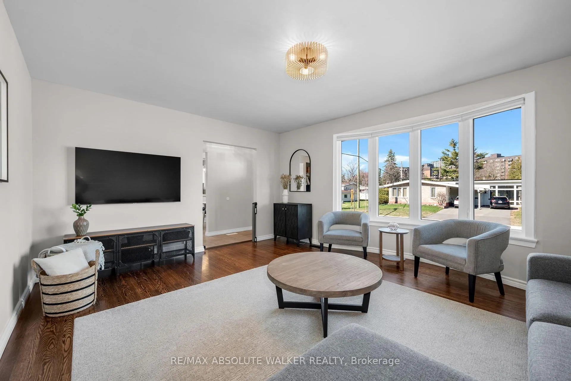 Photo 5 of 2052 Valley Drive, Ottawa, Elmvale Acres/Urbandale — HOMEH