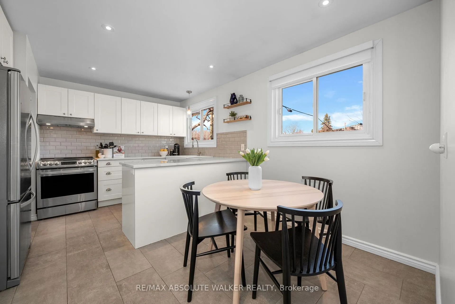 Photo 7 of 2052 Valley Drive, Ottawa, Elmvale Acres/Urbandale — HOMEH
