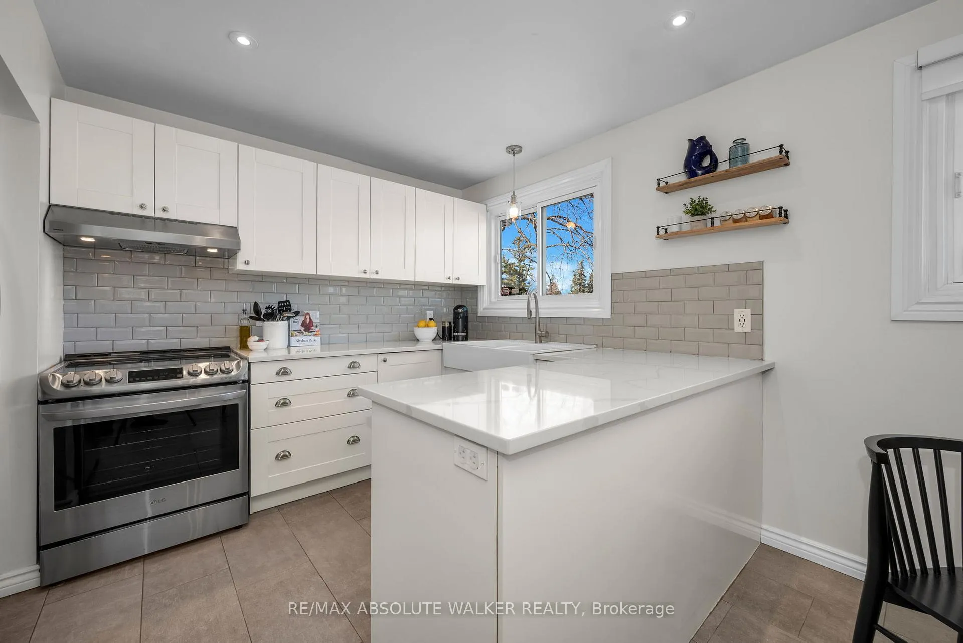 Photo 8 of 2052 Valley Drive, Ottawa, Elmvale Acres/Urbandale — HOMEH