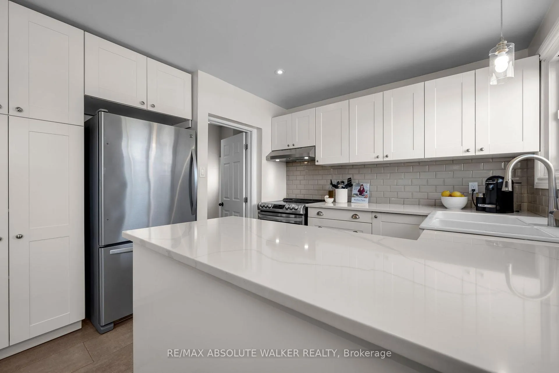 Photo 9 of 2052 Valley Drive, Ottawa, Elmvale Acres/Urbandale — HOMEH