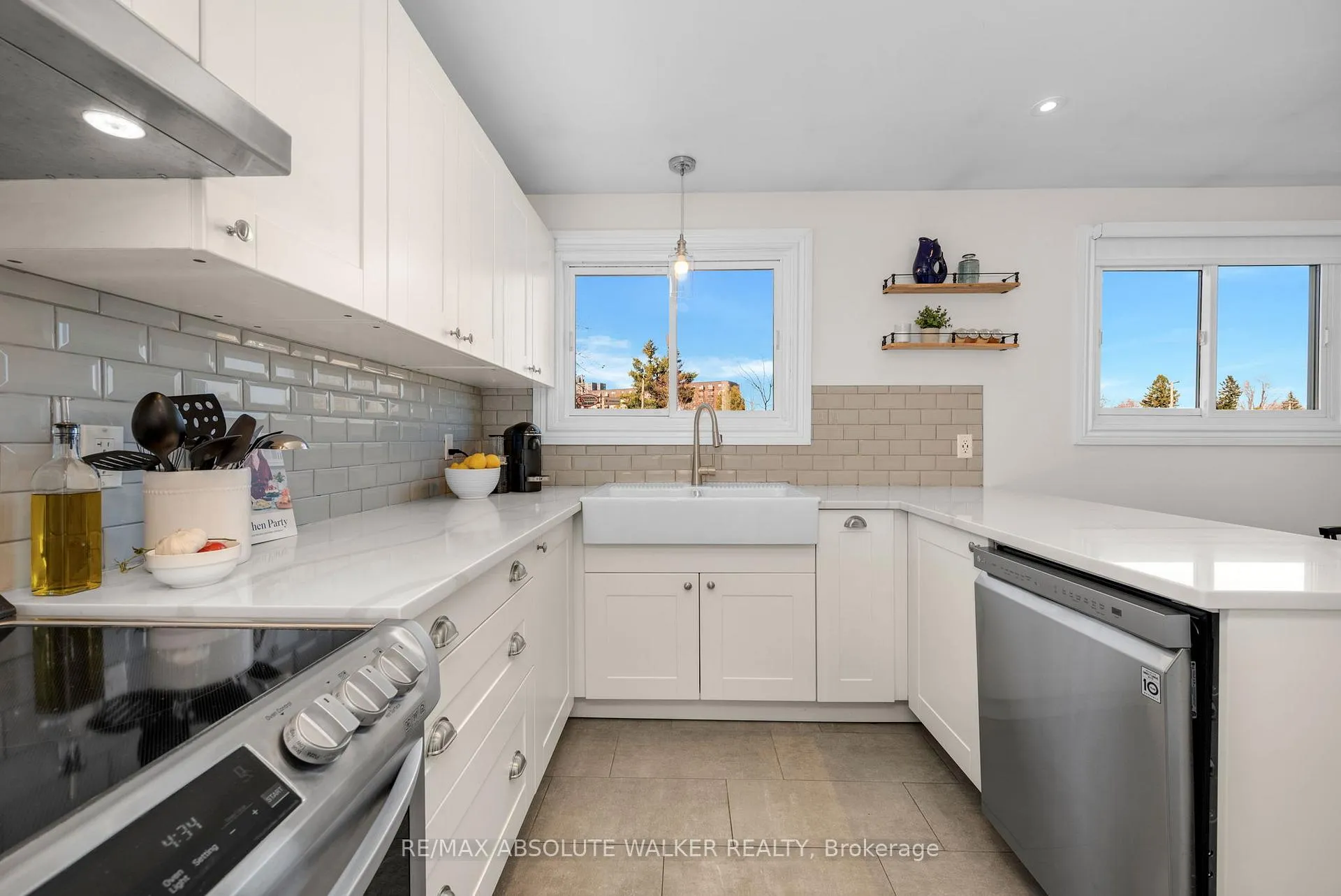 Photo 10 of 2052 Valley Drive, Ottawa, Elmvale Acres/Urbandale — HOMEH