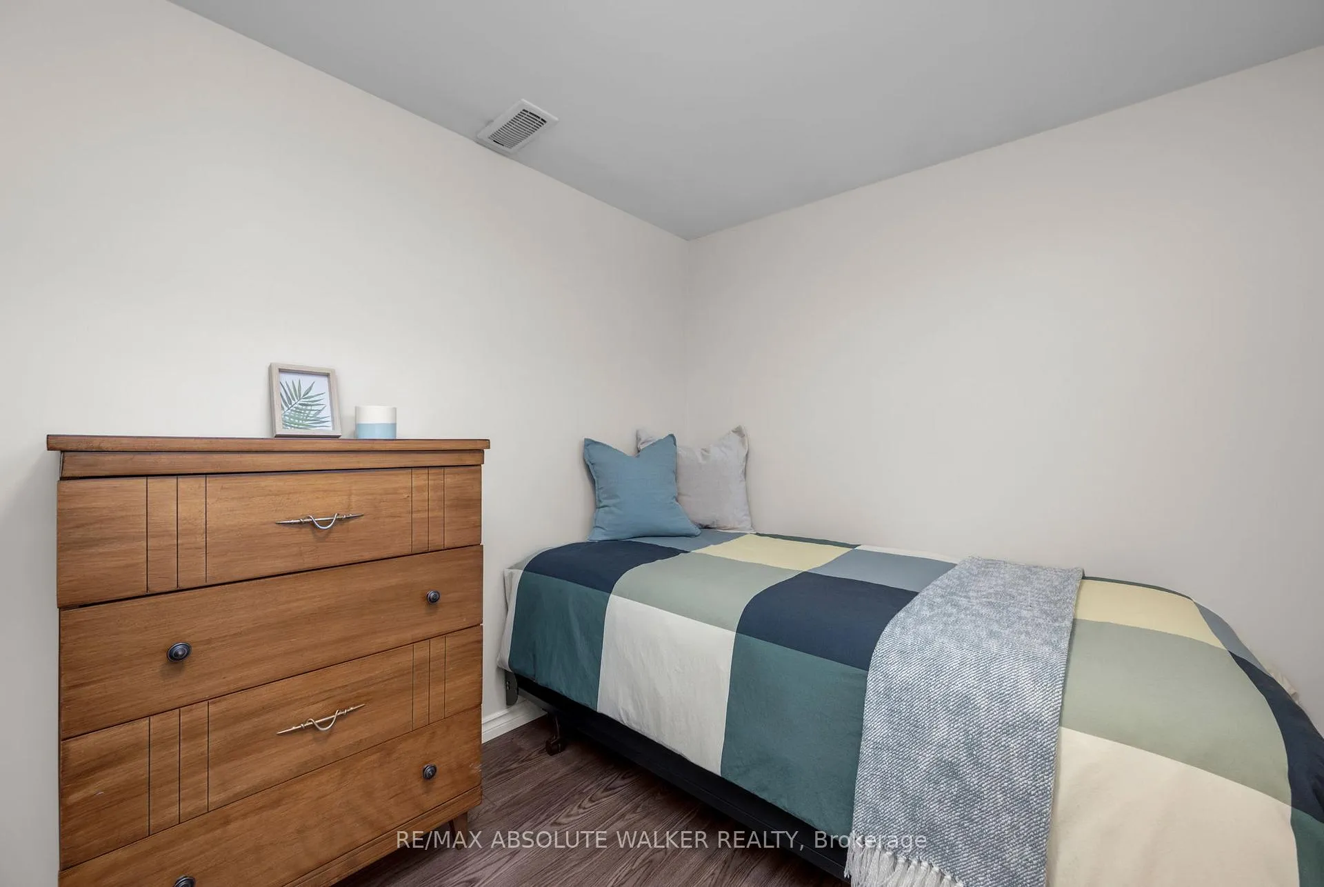 Photo 28 of 2052 Valley Drive, Ottawa, Elmvale Acres/Urbandale — HOMEH