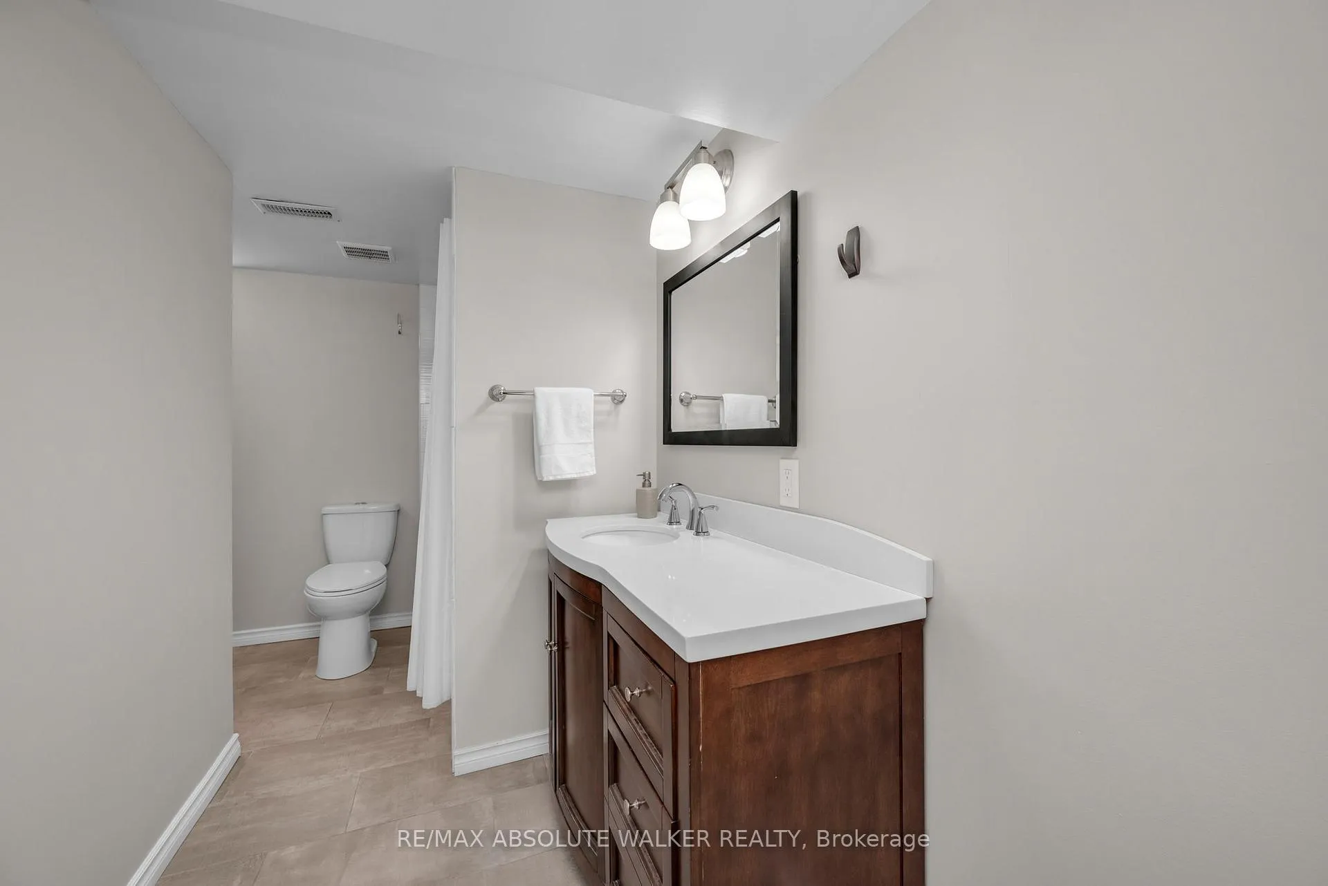 Photo 30 of 2052 Valley Drive, Ottawa, Elmvale Acres/Urbandale — HOMEH