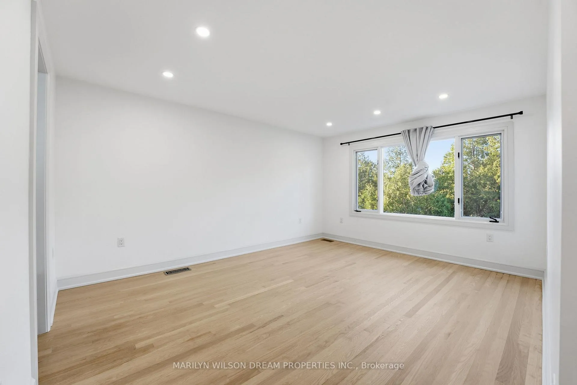Photo 23 of 33 Commanche Drive, Ottawa, City View/Skyline/Fisher Heights/Parkwood Hills — HOMEH