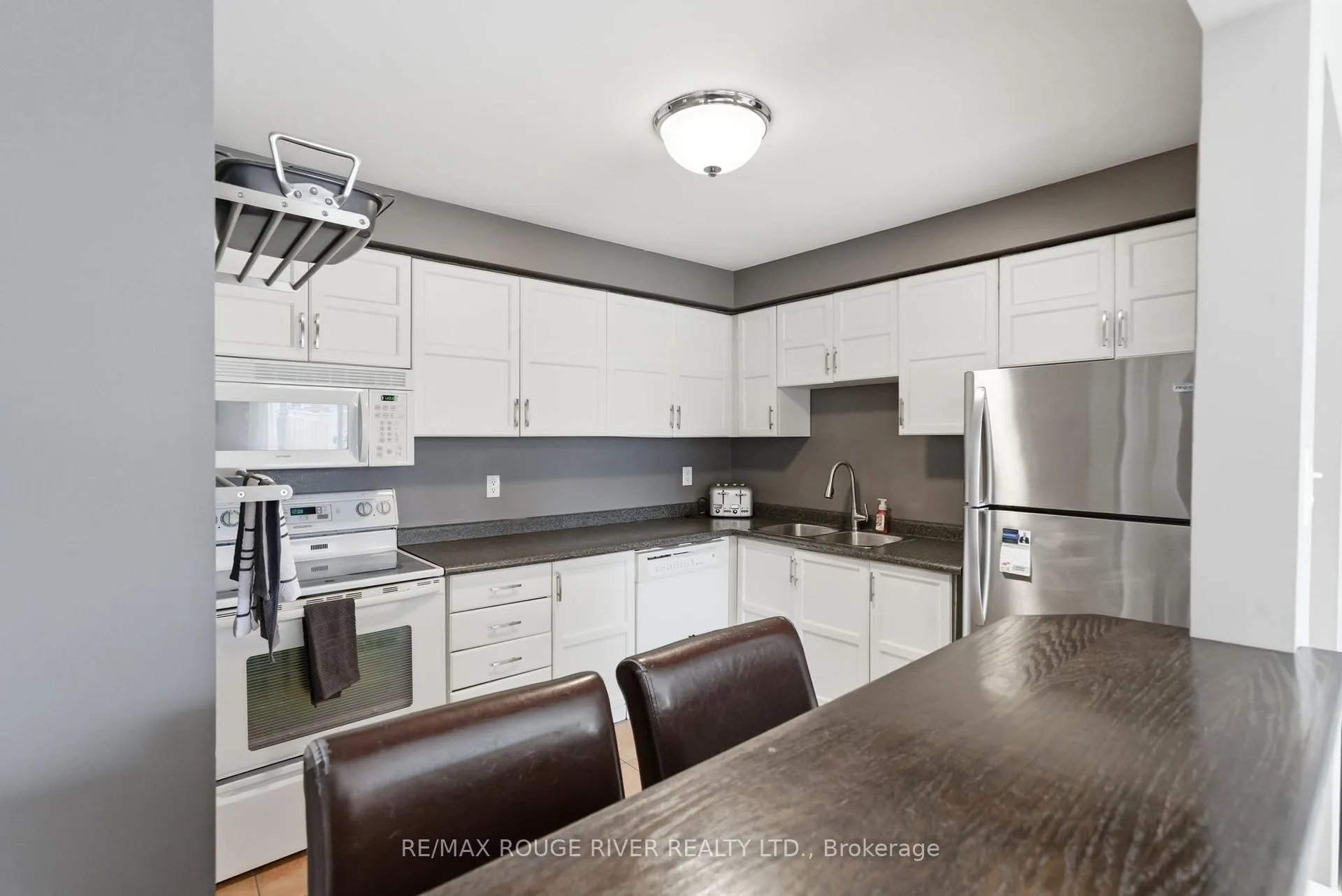 Photo 4 of 17 Elford Drive, Clarington, Bowmanville — HOMEH