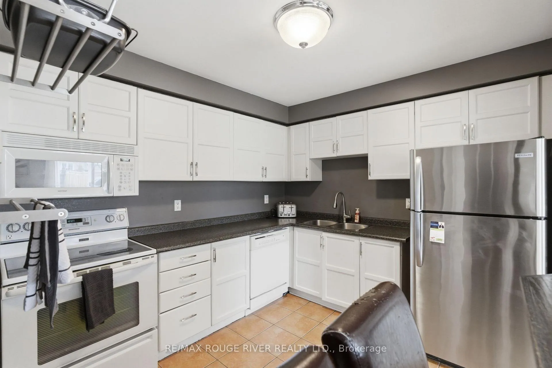 Photo 5 of 17 Elford Drive, Clarington, Bowmanville — HOMEH