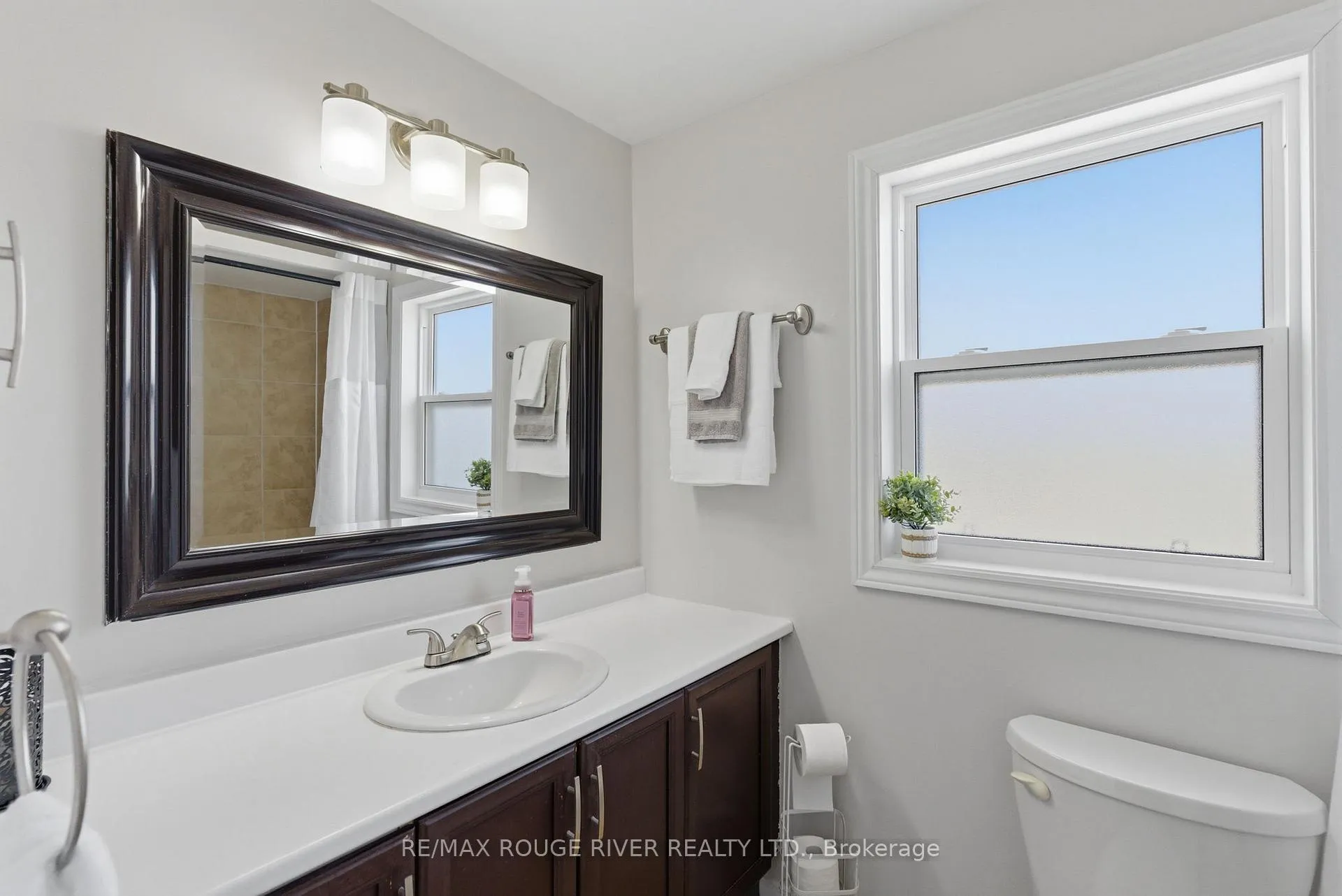 Photo 23 of 17 Elford Drive, Clarington, Bowmanville — HOMEH