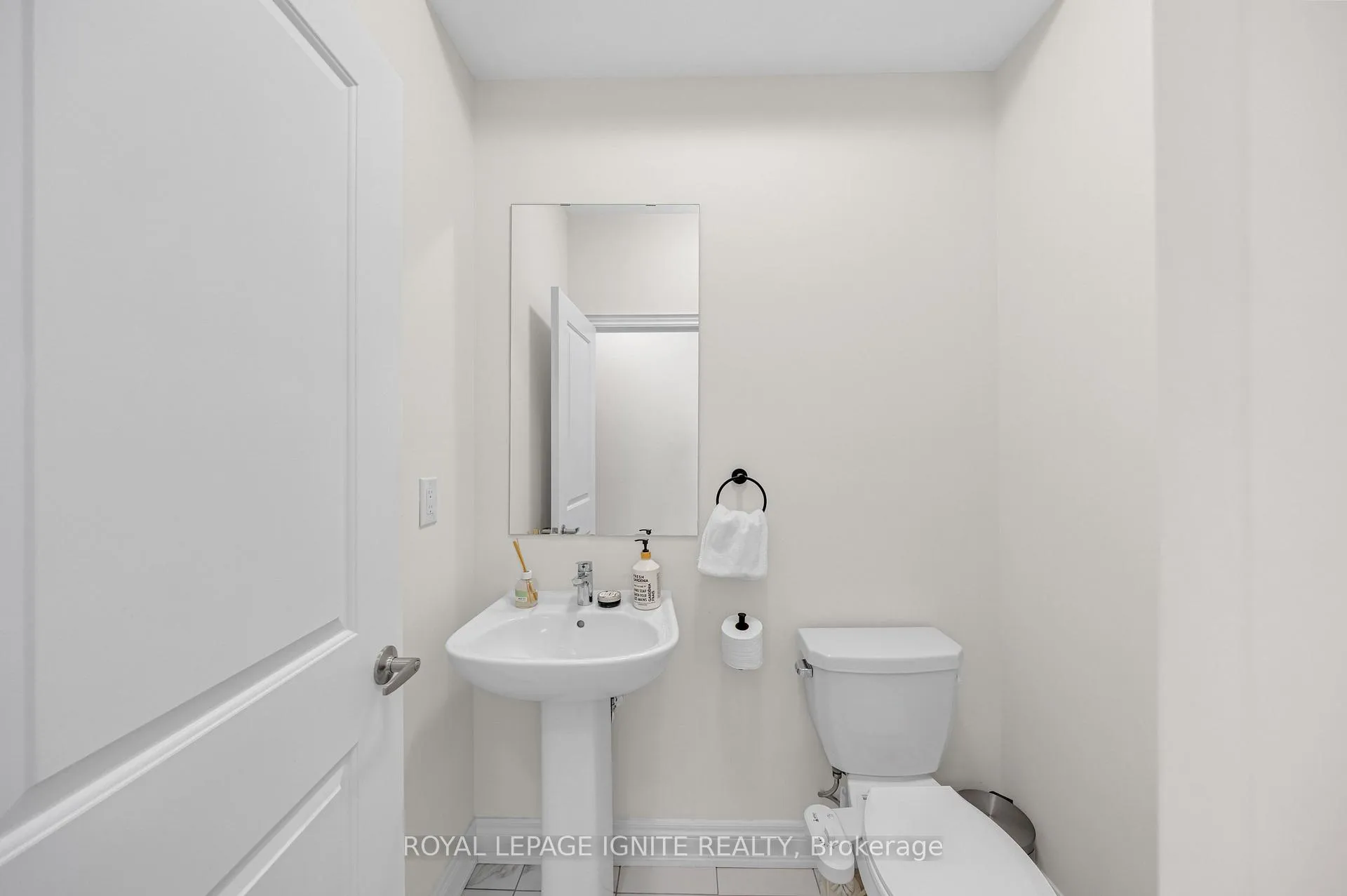Photo 3 of 1030 Skybridge Boulevard, Pickering, Rural Pickering — HOMEH