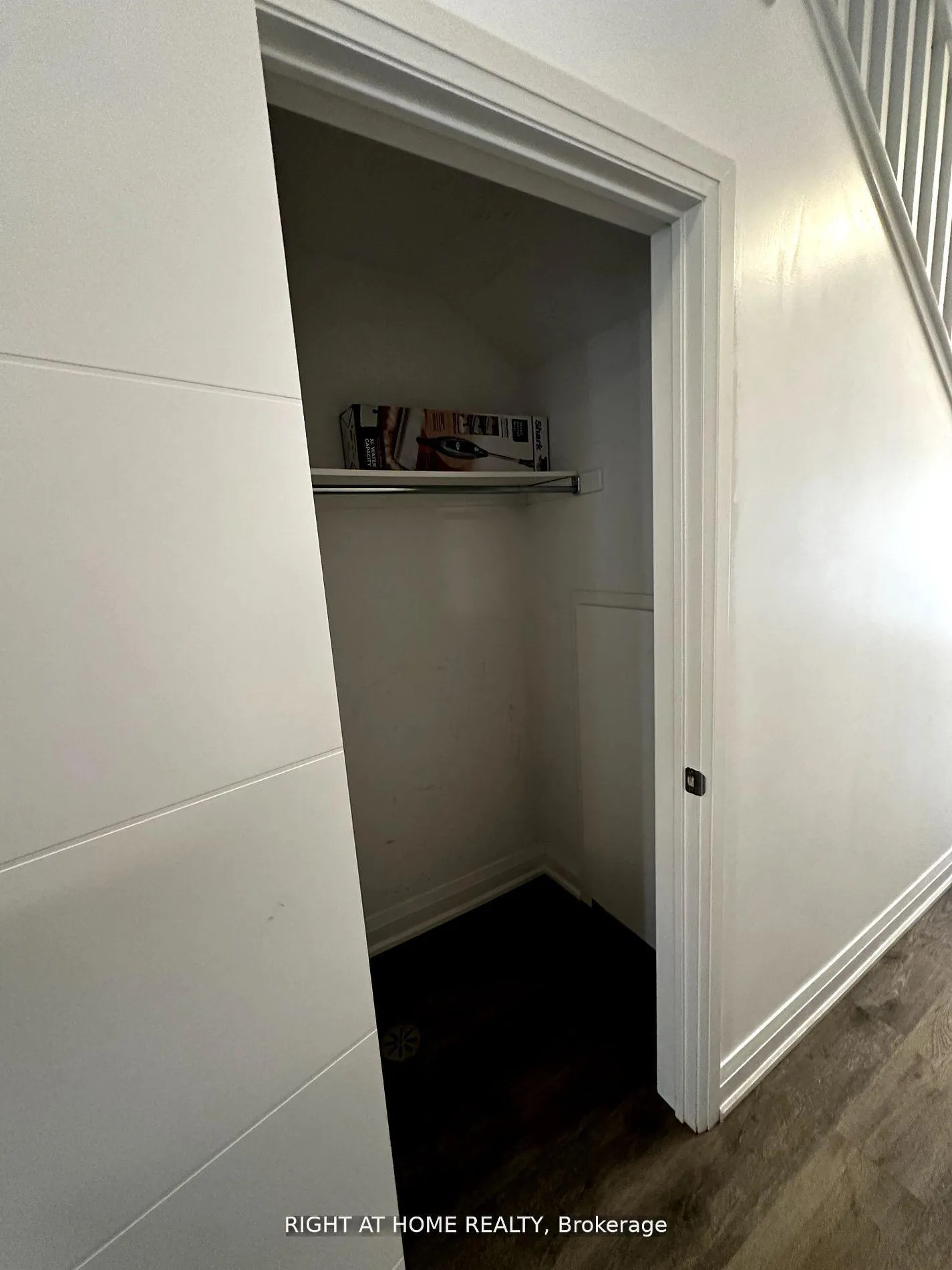 Photo 3 of 27 Steele Cres Street, Guelph, St. Patrick's Ward — HOMEH
