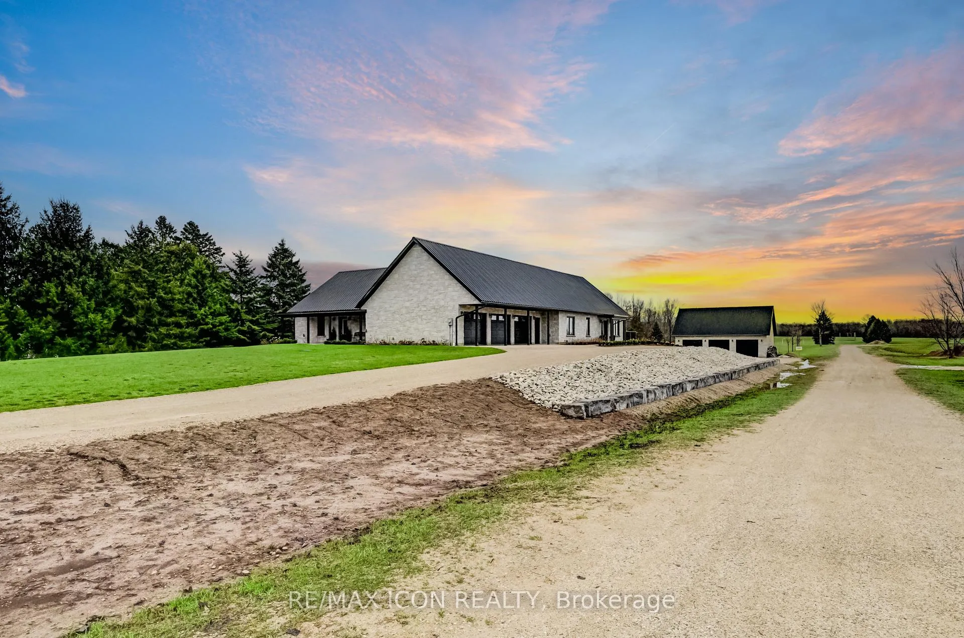 Photo 5 of 224242 Southgate 2 Road, Southgate — HOMEH