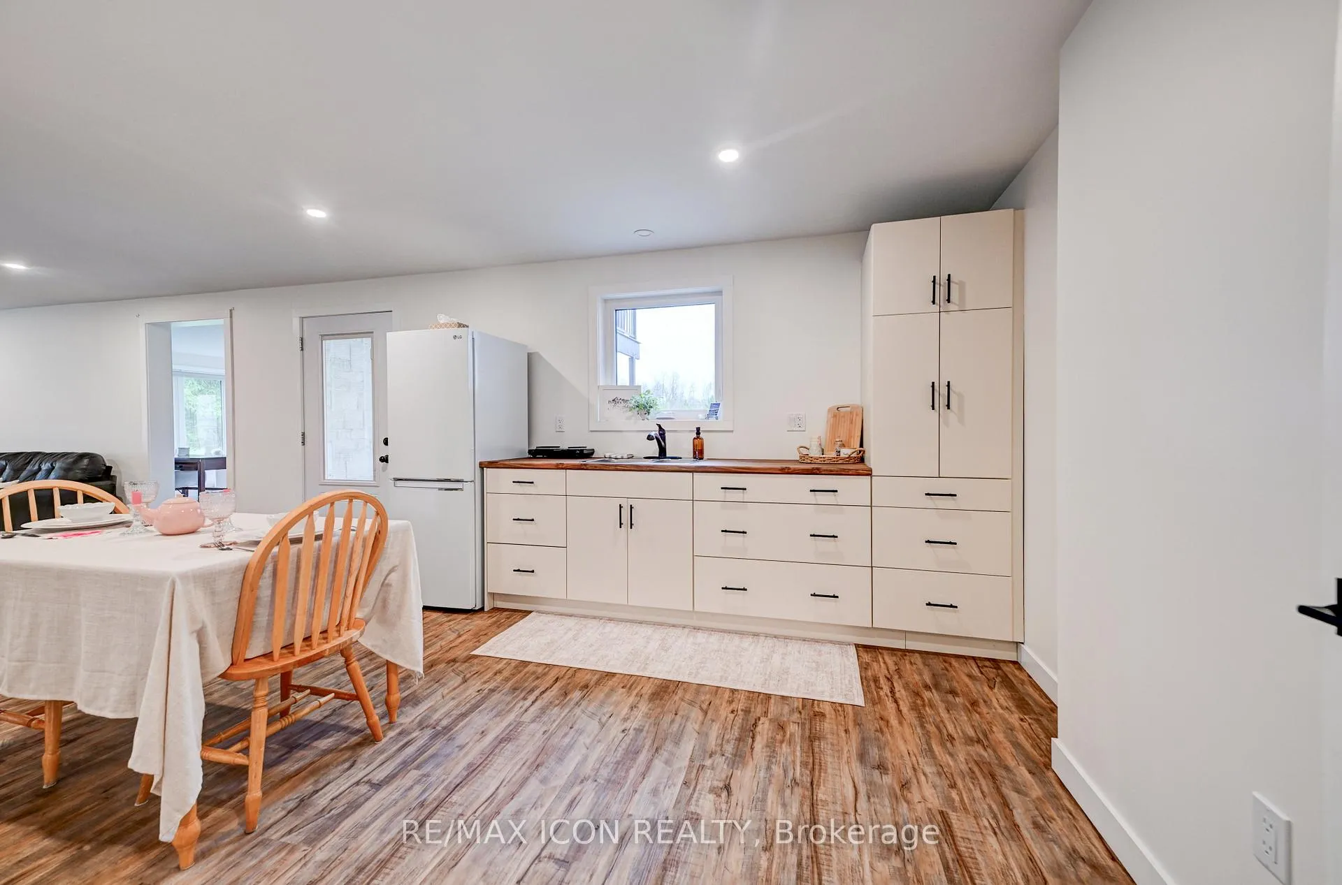 Photo 16 of 224242 Southgate 2 Road, Southgate — HOMEH