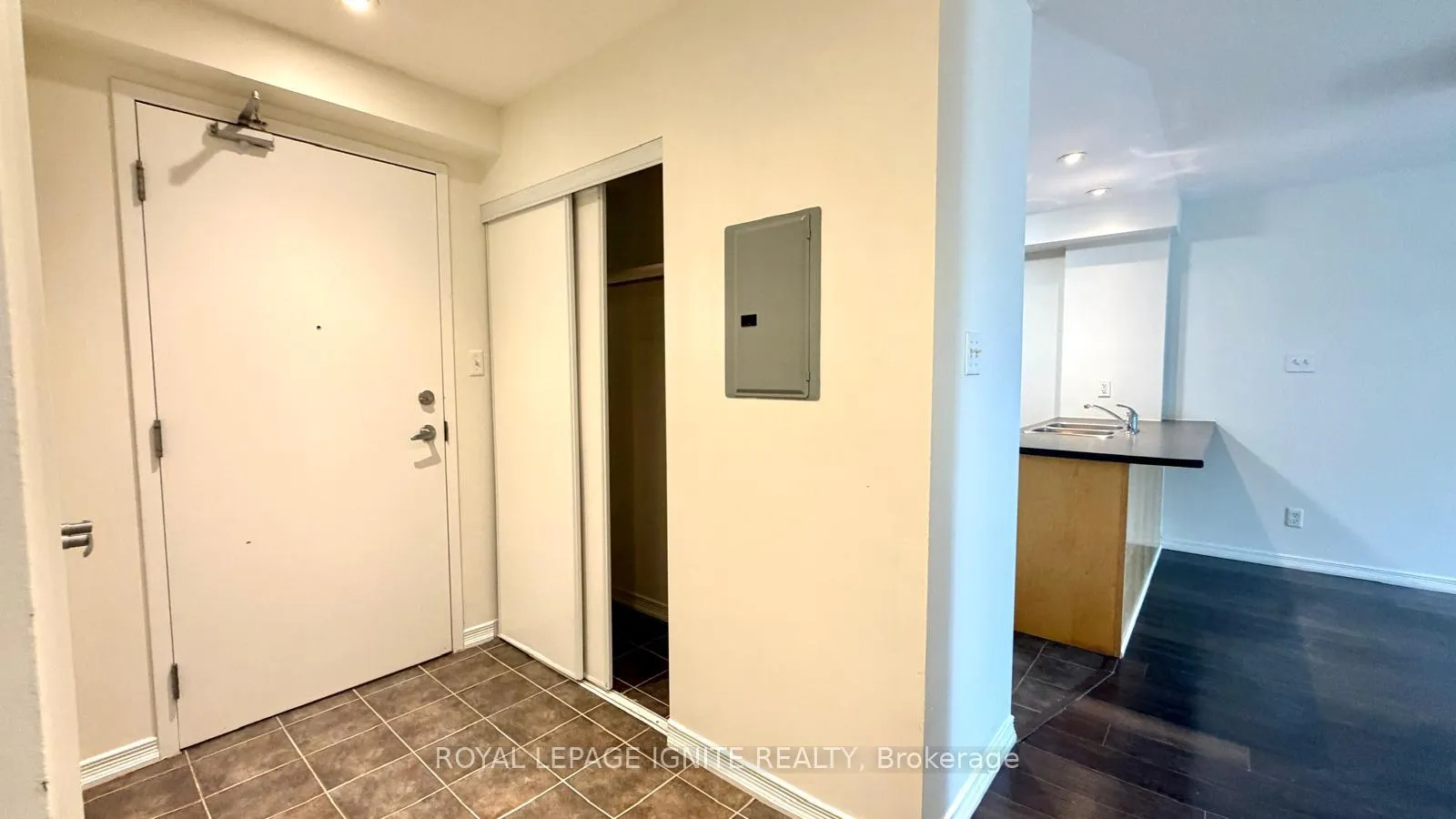 Photo 3 of Unit 310, 128 Aspen Springs Drive, Clarington, Bowmanville — HOMEH