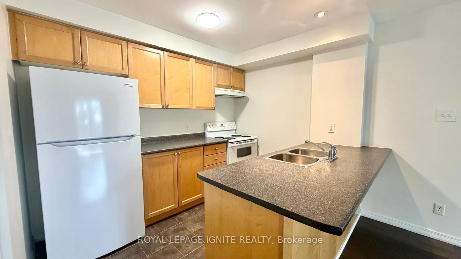 Photo 5 of Unit 310, 128 Aspen Springs Drive, Clarington, Bowmanville — HOMEH
